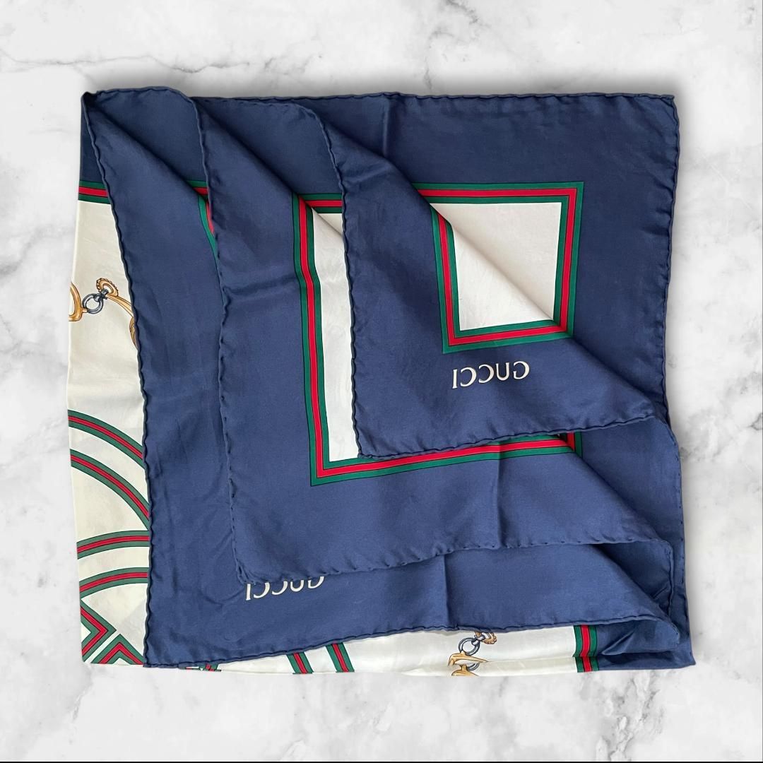 GUCCI シルクスカーフ 大判 チェーン柄 GGロゴ ネイビー GUCCI シルクスカーフ 大判 チェーン柄 GGロゴ ネイビー - メルカリ