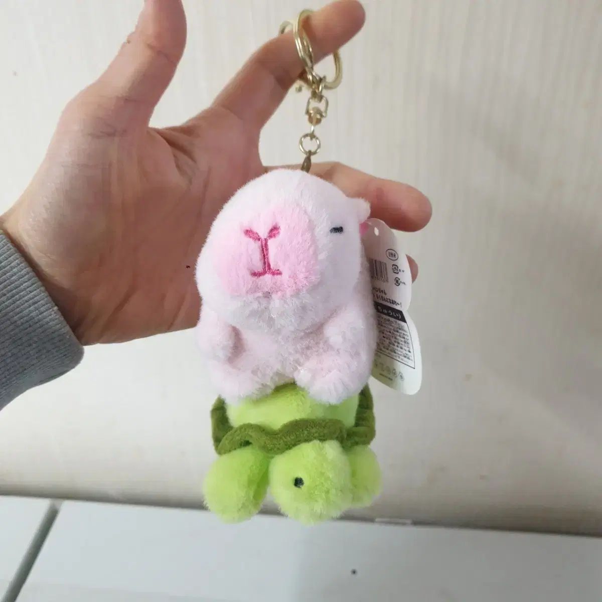 新品カピバラキーホルダー カピバラが亀に乗ったキーホルダーぬいぐるみ