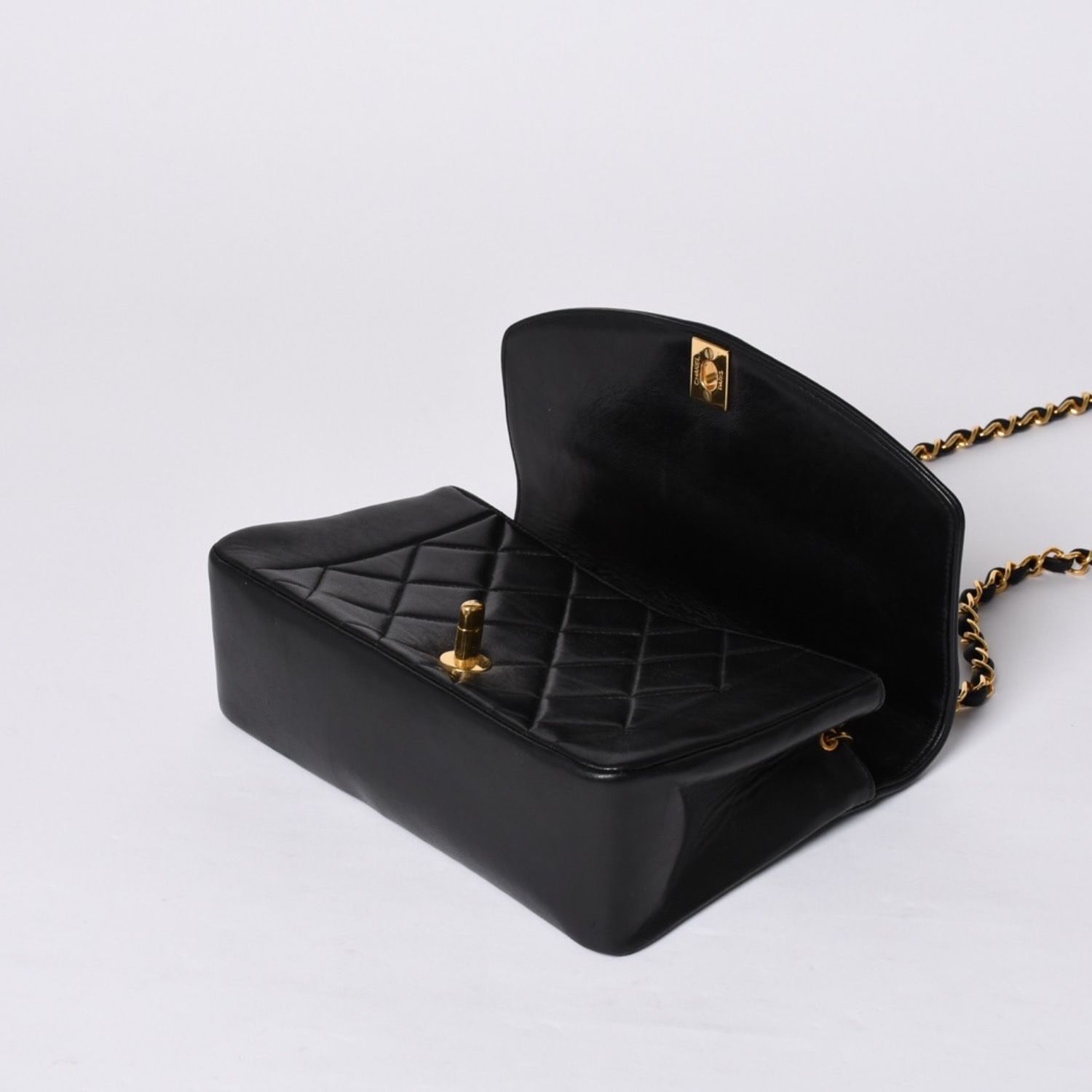 【最終値下げ】シャネル ダイアナ 3番台 ラム ゴールド金具 MBZ330 CHANEL（シャネル） ダイアナフラップ チェーンショルダーバッグ 22cm