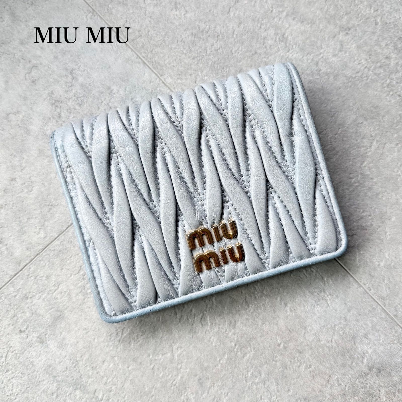 MIUMIU 折り財布 マテラッセ ゴールドロゴ ブルー 人気 MIUMIU ミュウミュウ 折り財布 マテラッセ ブルー 金ロゴ 付属品付き