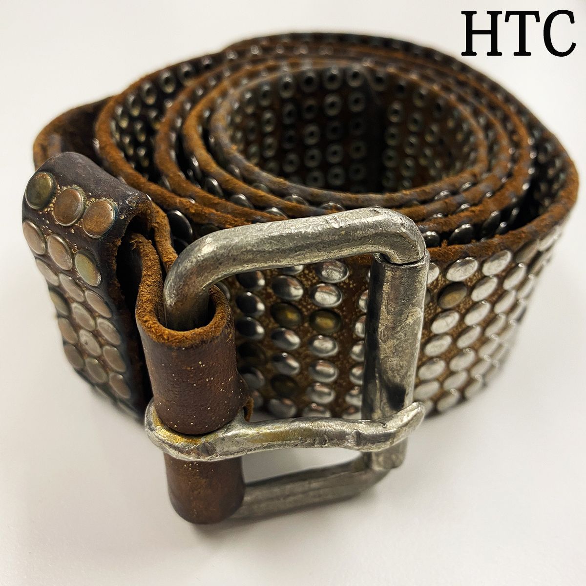 HTC スタッズ付きベルト 7連 ブラウン　サイズ85/34 HTC エイチティーシー レザー スタッズ ベルト 7連 85/34 - メルカリ