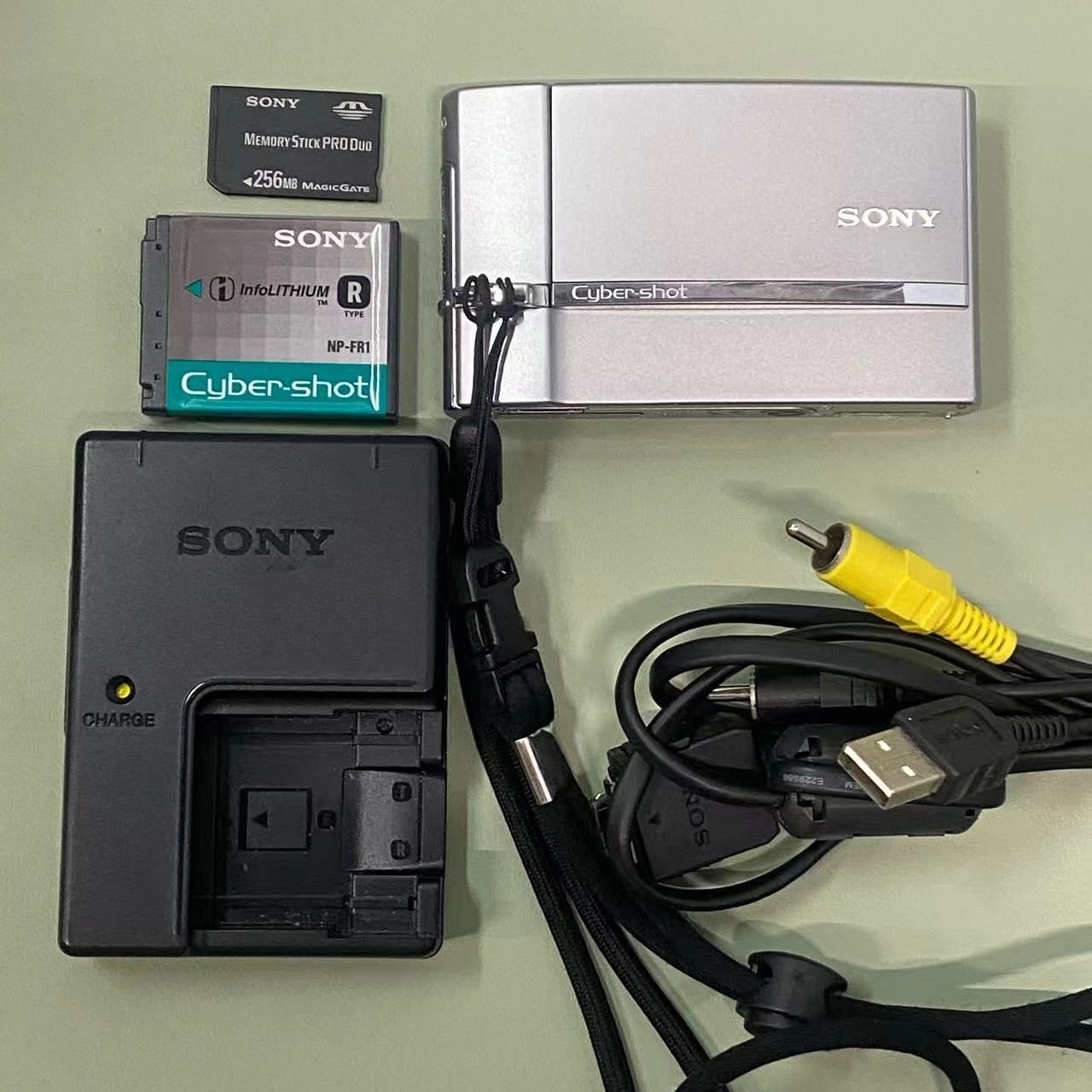 【メモリーカード付】700万画素 SONYデジタルカメラDSC-T50 シルバー メモリーカード付】700万画素 SONYデジタルカメラDSC-T50 シルバー