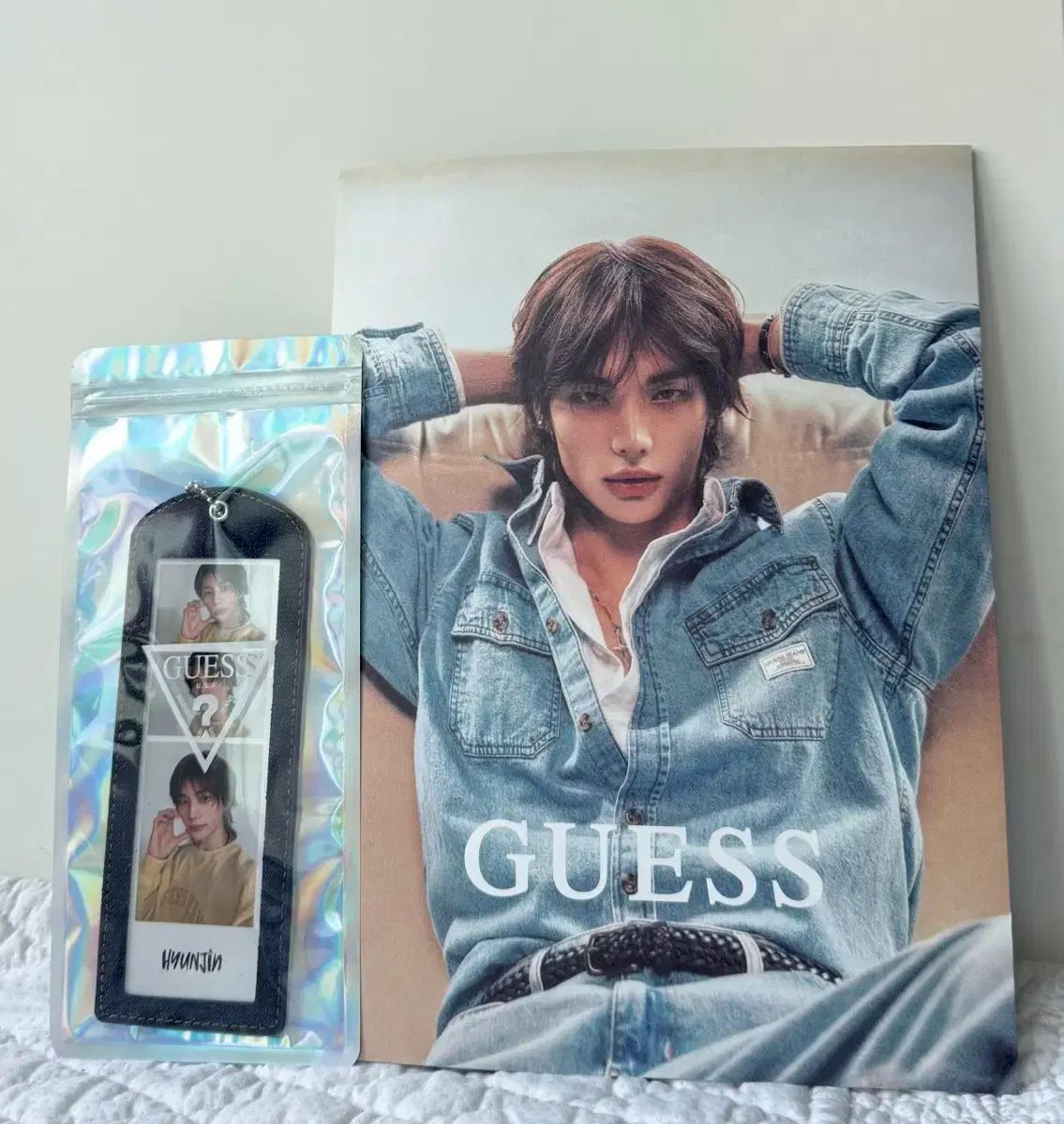 GUESS ヒョンジン(HYUNJIN) デニム キーホルダー ルックブック フォト