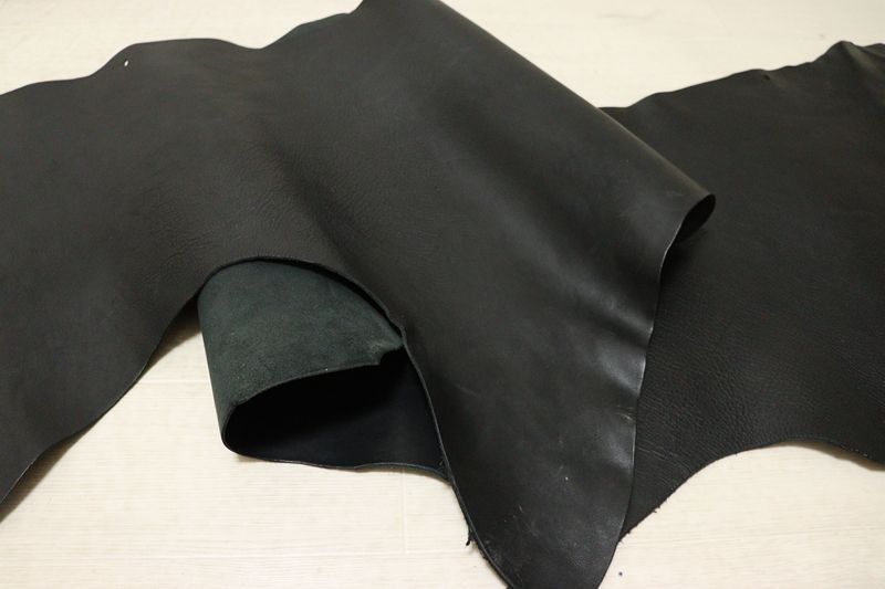 ブラック 112ds ヌメ革 ベリー 牛革 イタリア レザー シュリンク加工 はぎれ 一枚革 レザークラフト 革 皮 本革 diy 生地 材料