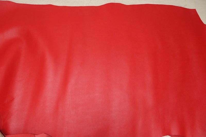 レッド 190ds クロム革 牛革 国産 レザー シボ型押し はぎれ 一枚革 レザークラフト 革 皮 本革 diy 生地 材料