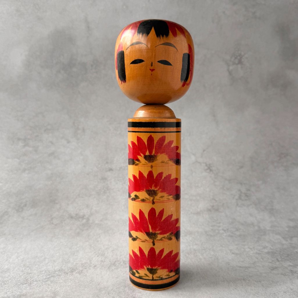 A*o様 木製 こけし 創作こけし 蝶の絵柄 大江昭 作 創作こけし 24cm 菊花文様 署名入 推定1970年代 昭和レトロ