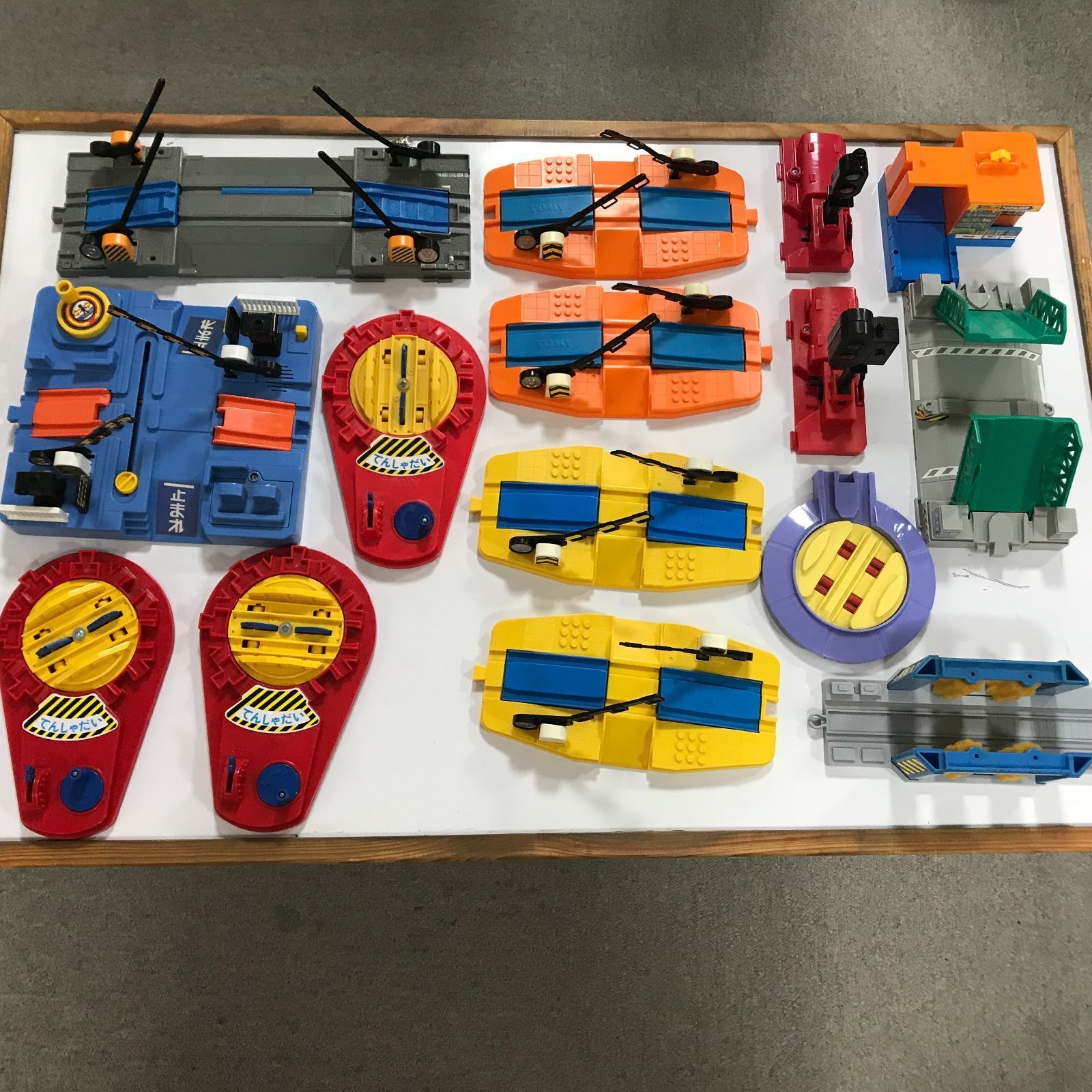 6227　プラレール　踏切、信号、でんしゃだい、はね橋など　15個まとめ売り(ダブリあり)　【中古】