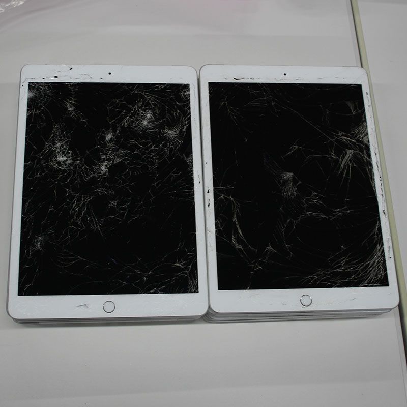 iPad (第8世代) グレー 画面ひび割れジャンク　32GB iPad 第8世代のガラス交換修理で割れた画面が元通り！中が見えている