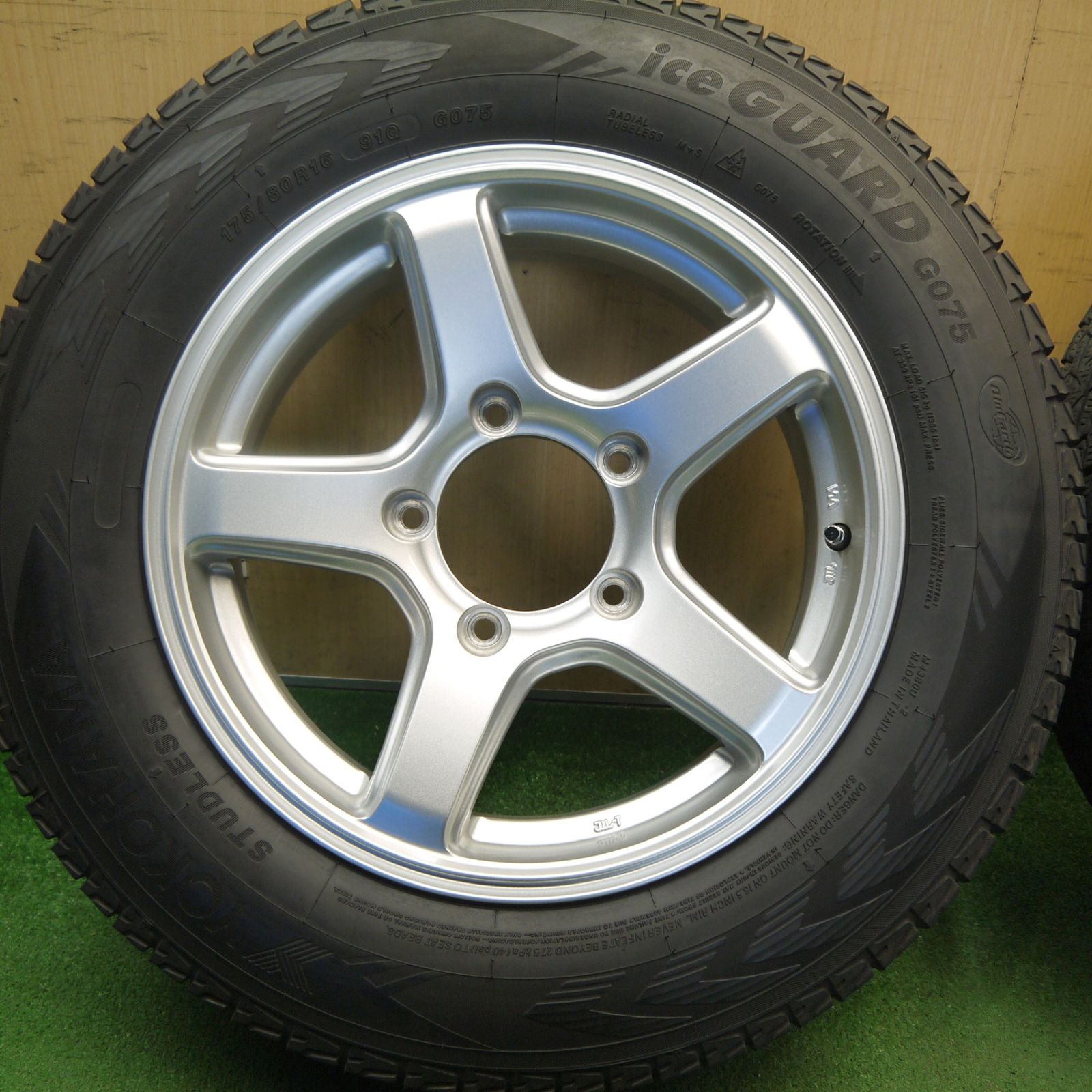 バリ溝！キレイ！9分☆ジムニー 175/80R16 スタッドレス ヨコハマ 