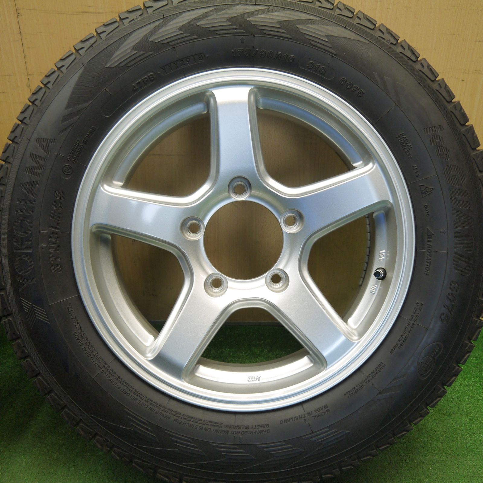 バリ溝！キレイ！9分☆ジムニー 175/80R16 スタッドレス ヨコハマ 