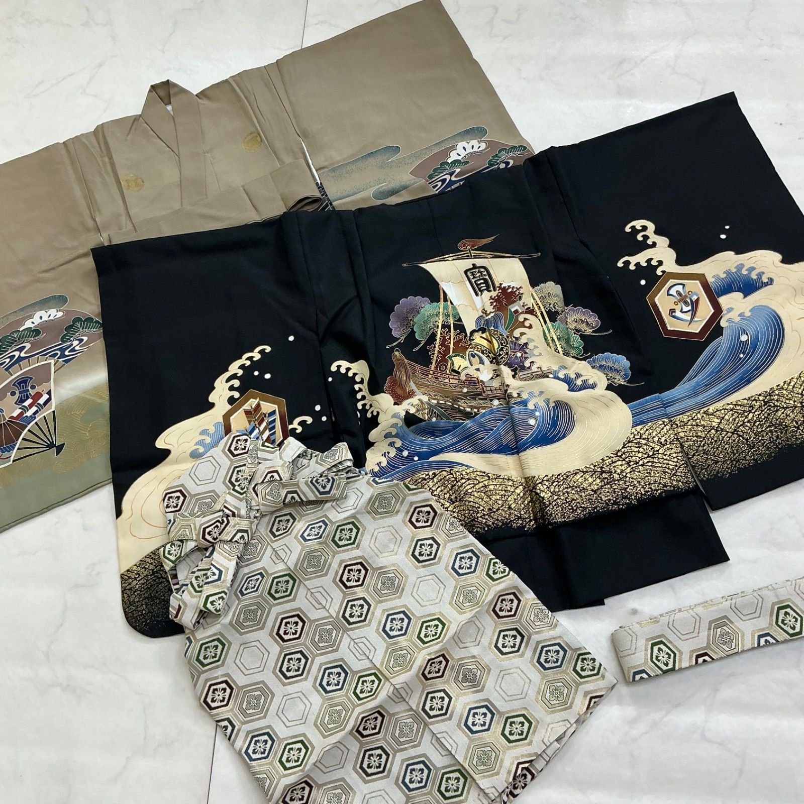 ◆kimono+one◆5歳くらい用◆子供着物◆正絹◆3点セット◆七五三◆男の子◆羽織◆五つ紋◆着物◆行燈袴◆ G394