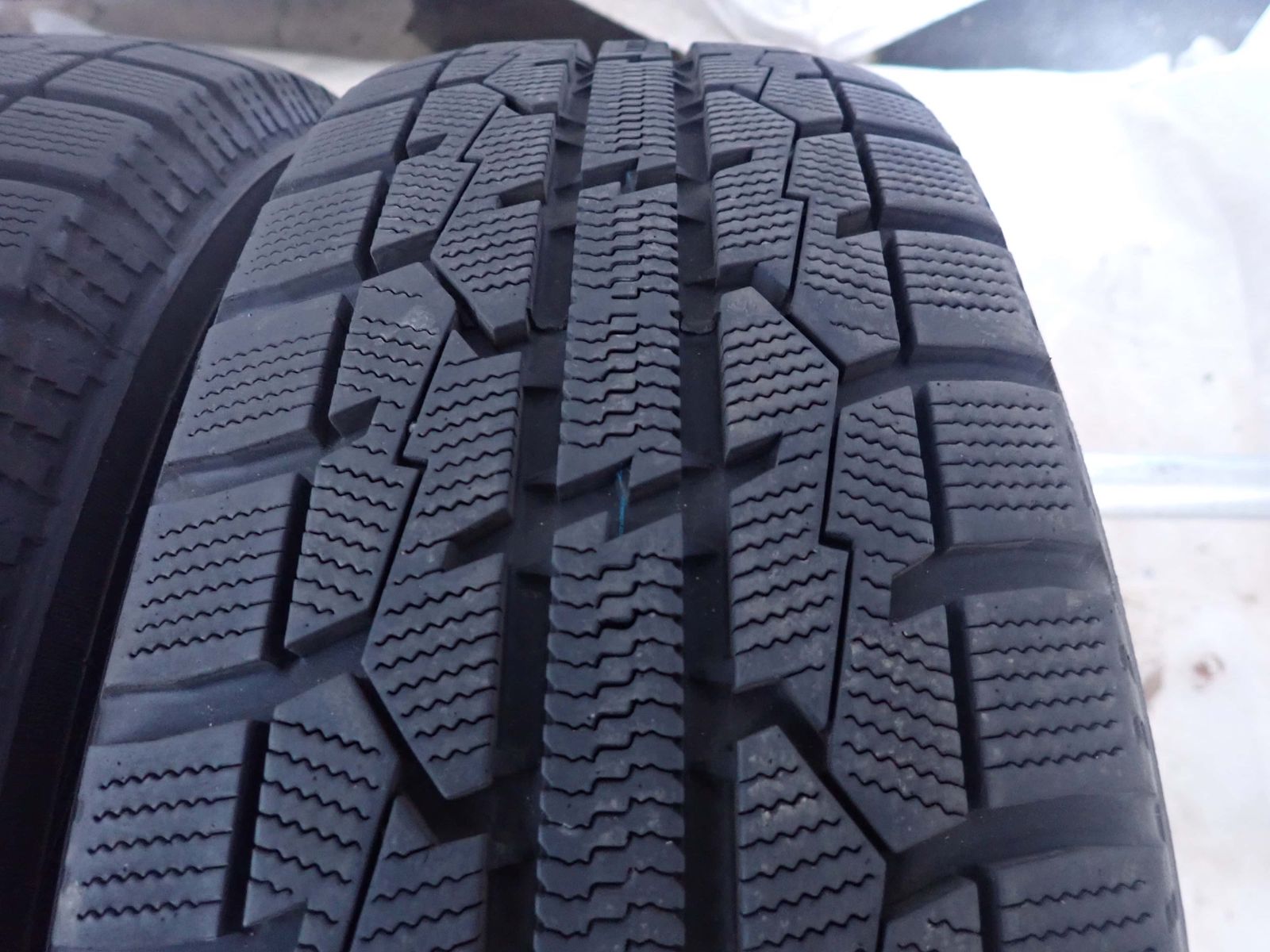 新品 TOYO GARIT GIZ 185/65R15 88Q 15インチ スタッドレス 4本 19年製 イスト アクア ウイングノート デミオ等　(VTH792) クレジットカード QRコード決済可能 TOYO GARIT GIZ 185/65R15 15インチ スタッドレス 4本 バリ溝 ノート