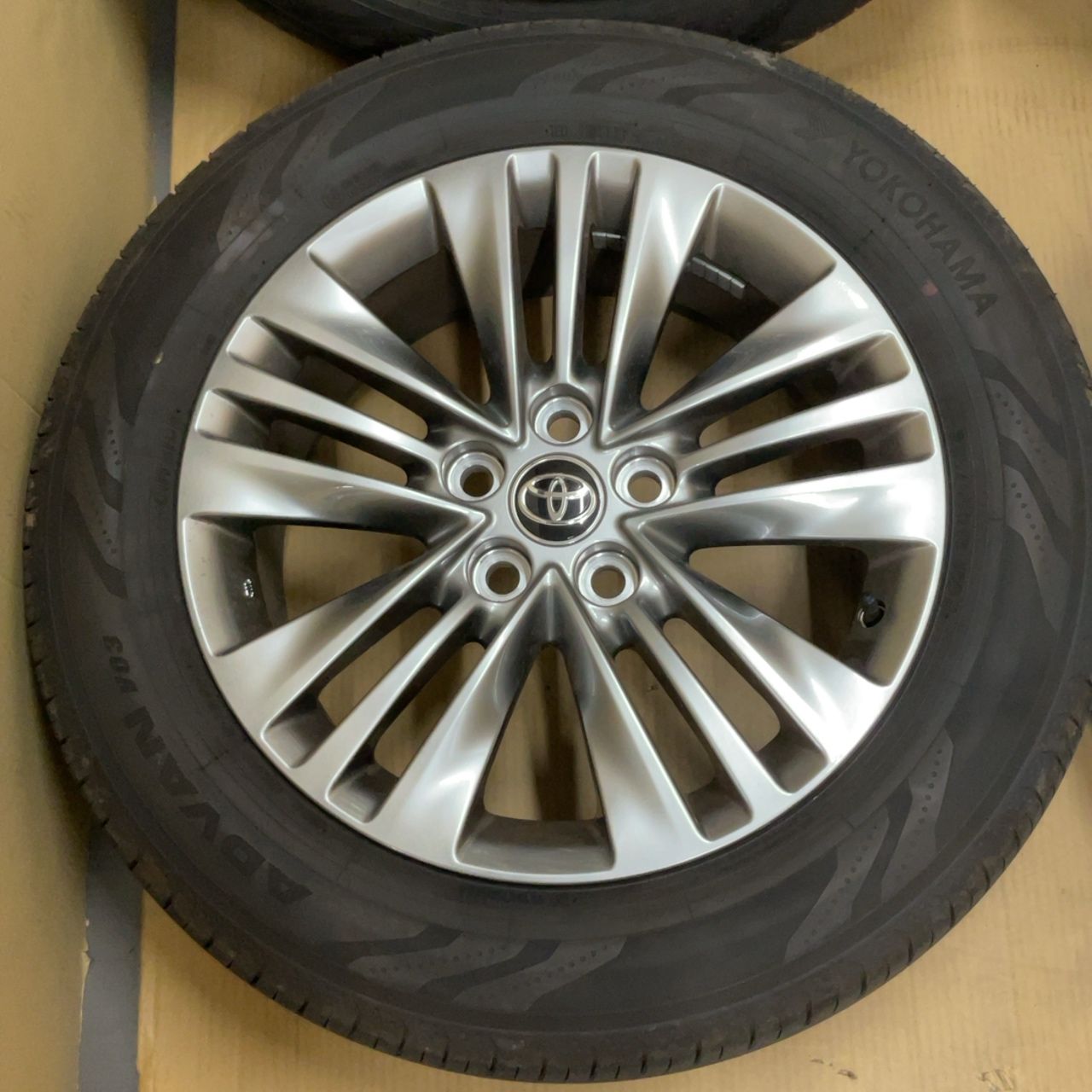225/60R18 ヨコハマADVAN V03 トヨタ40系アルファード純正 - メルカリ