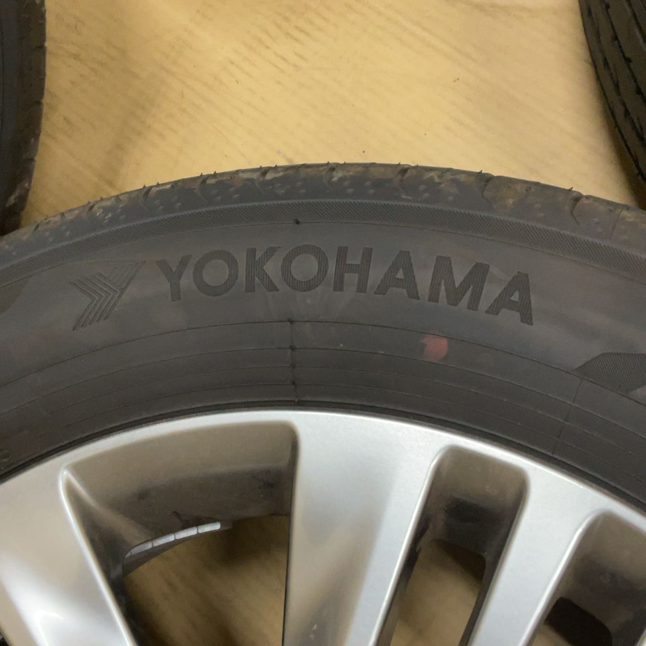 225/60R18 ヨコハマADVAN V03 トヨタ40系アルファード純正 - メルカリ