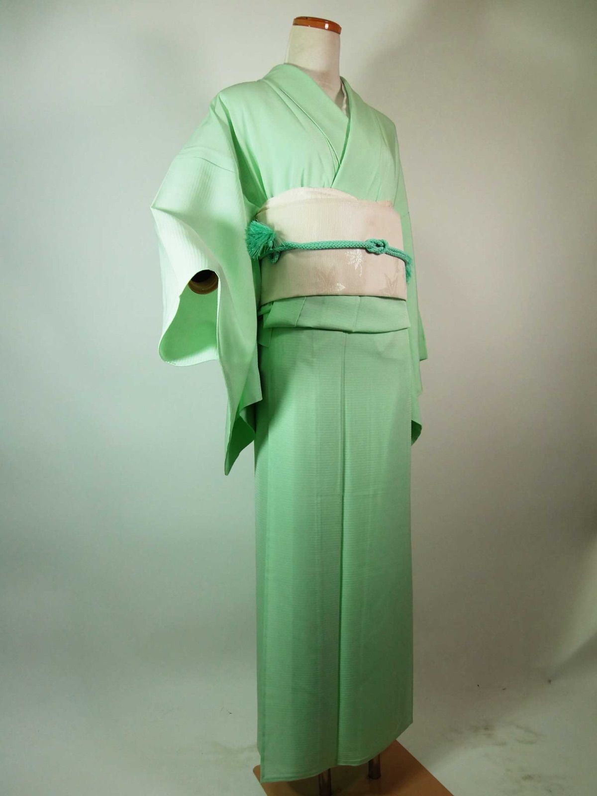 逸品 夏着物 駒絽 色無地 一つ紋 若草色 風をまとう涼の一枚 丸に平四