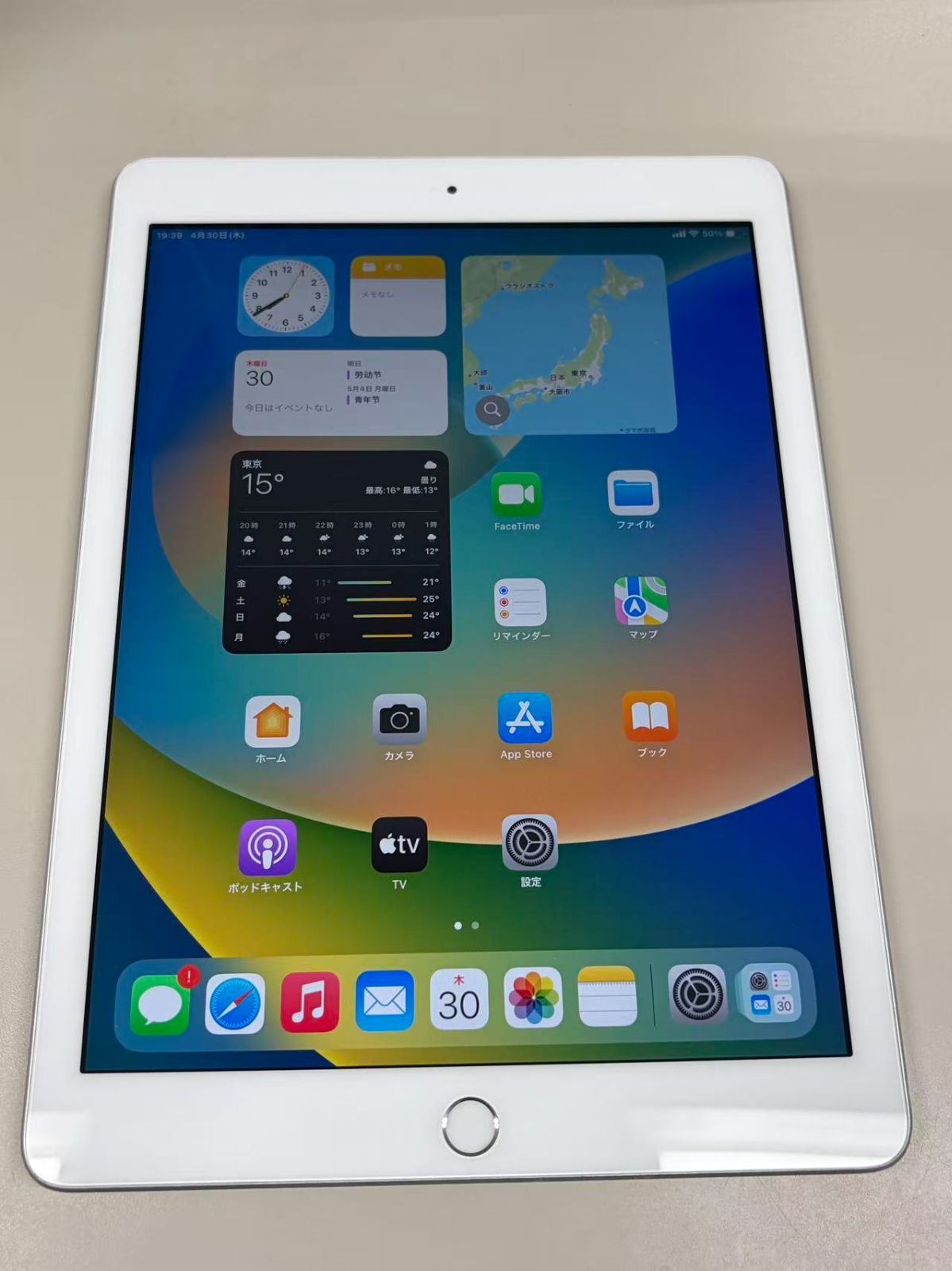 iPad(第5世代) 32GB シルバー SIMフリー 中古 - メルカリ