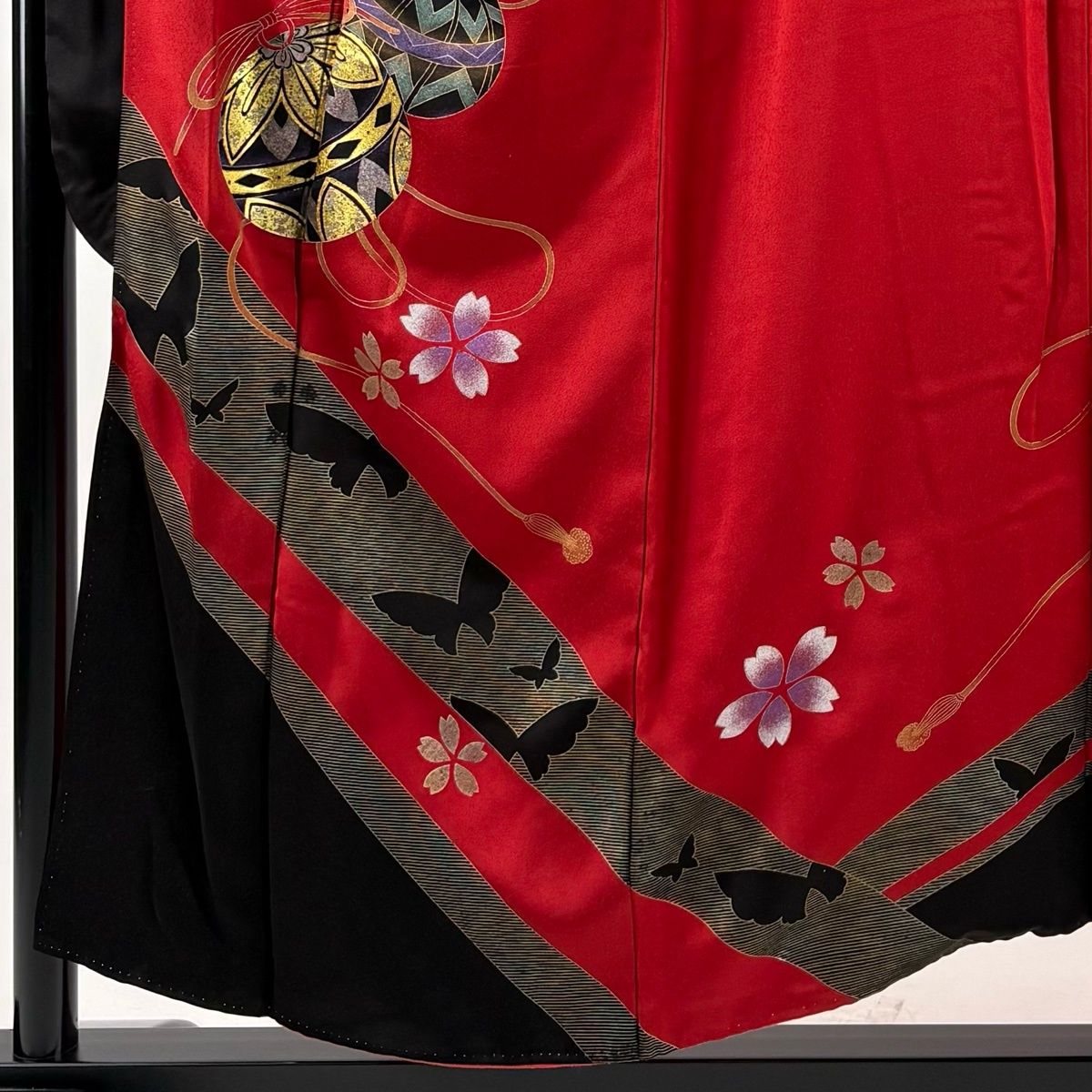 振袖 身丈153cm 裄丈65.5cm M 袷 手鞠 桜 金銀彩 赤 正絹 秀品 【中古