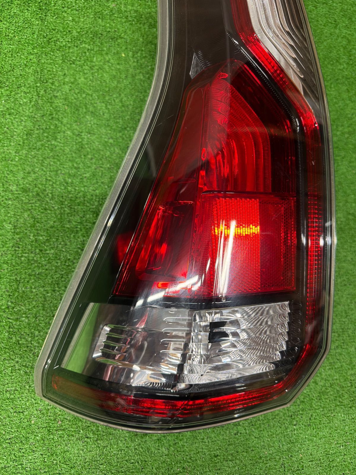 日産 セレナ C27 前期 純正 テール ライト KOITO 220-23719 日産 セレナ C27 純正 左側 テールランプ KOITO 220-23719 (848