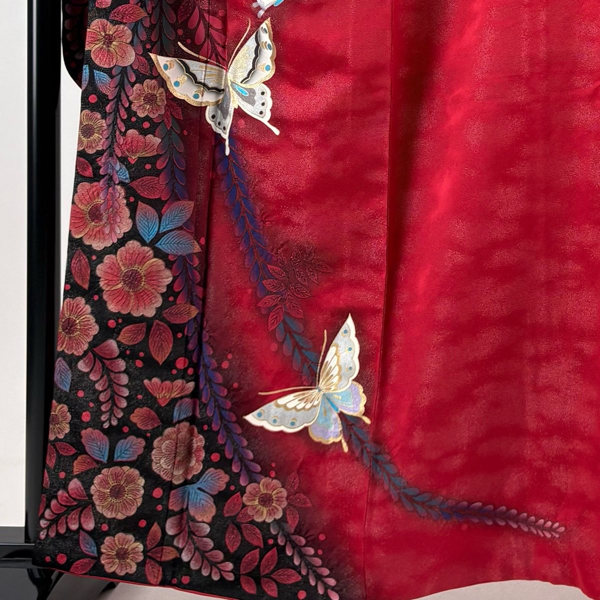 振袖 着物 中古 正絹 花模様 蝶 黒色 赤色 多色 金 身丈175.5cm 裄73cm L トール きもの北條 A1085-5 振袖 着物 中古 正絹 袷 汕頭刺繍 スワトウ 相良刺繍 蘇州刺繍 花の図