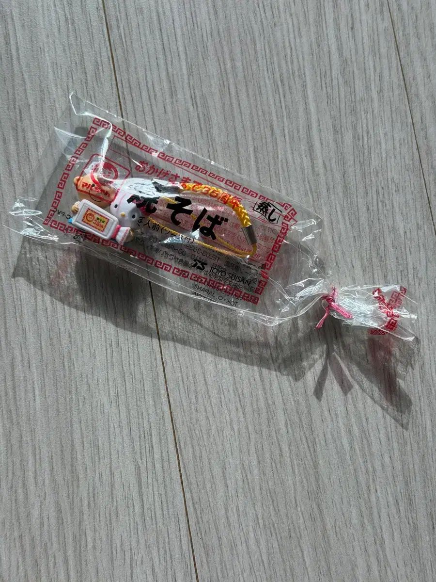 ハローキティ x マルちゃん 35周年 コラボ キーホルダー メーカー