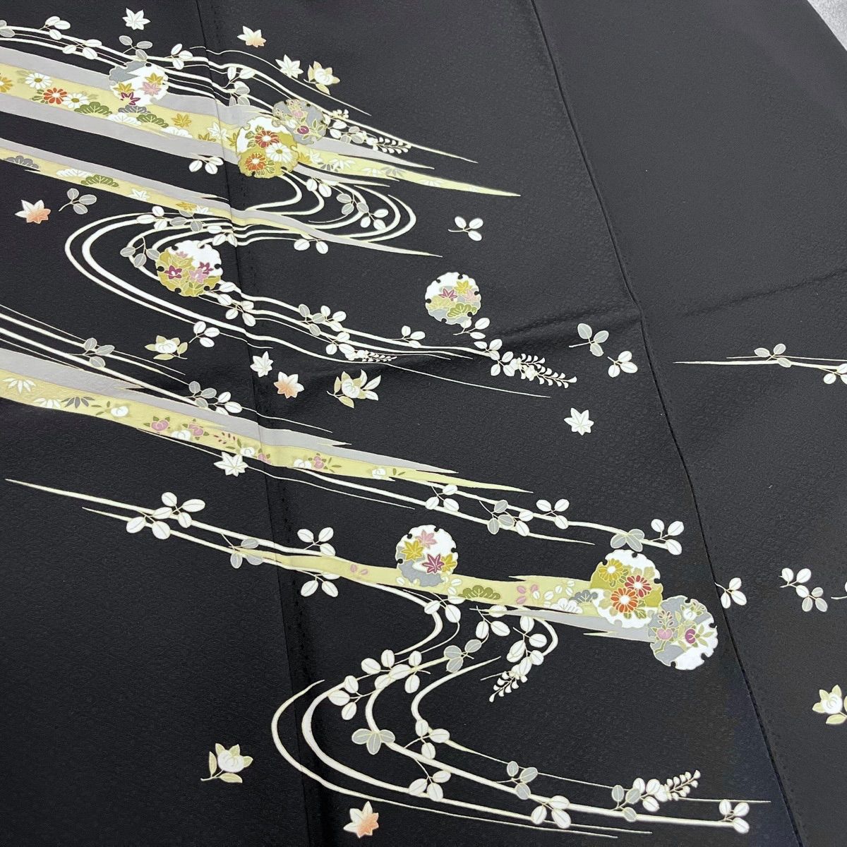 正絹訪問着美品逸品 狩猟文、作家、落款 金彩　美品逸品 美品 逸品 上品 金彩加工 正絹 訪問着 K1302 - メルカリ