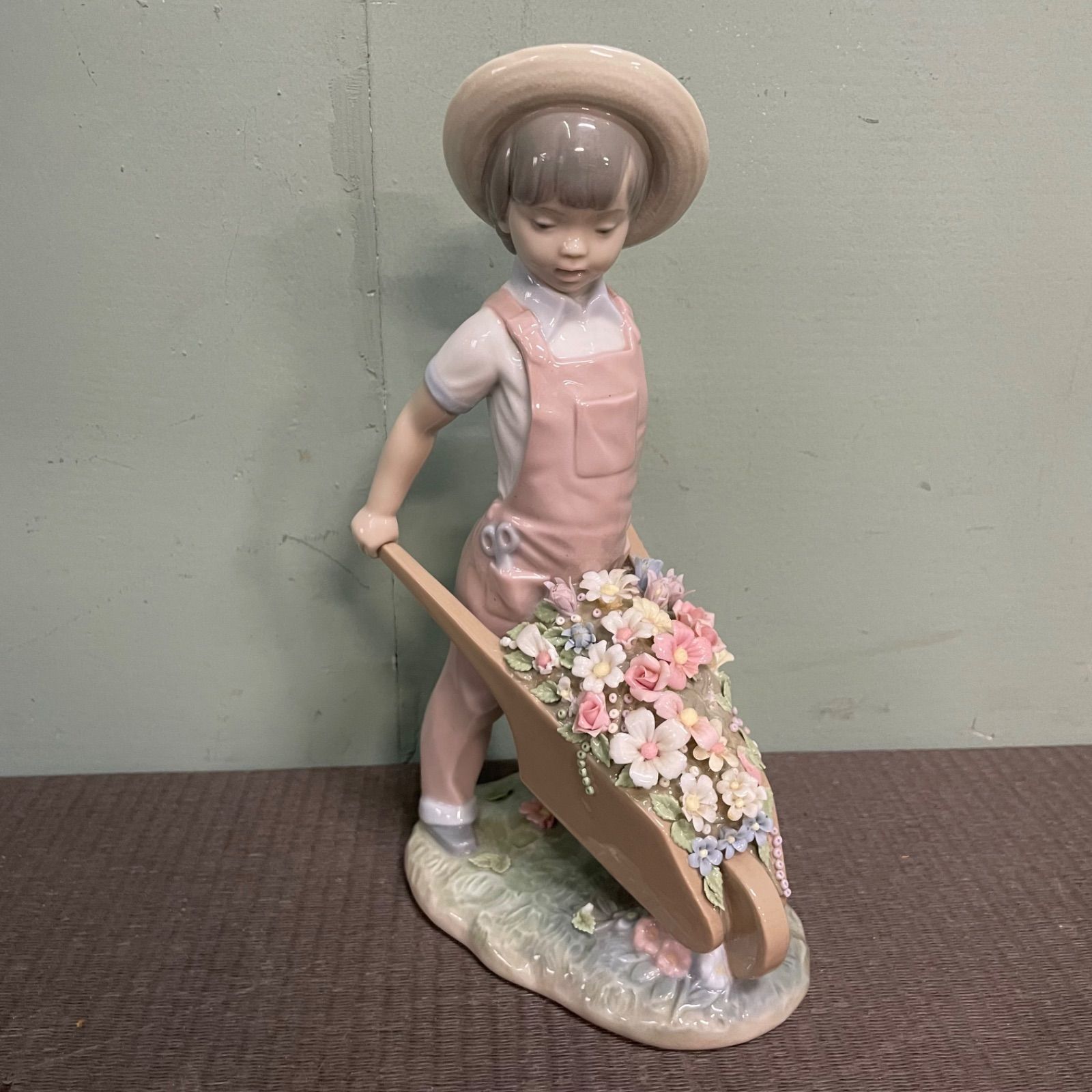 LLADRO リヤドロ 『 花車を押す少年 』 置物 ♭ LLADRO リヤドロ 『 花車を押す少年 』 置物 陶器人形 傷あり