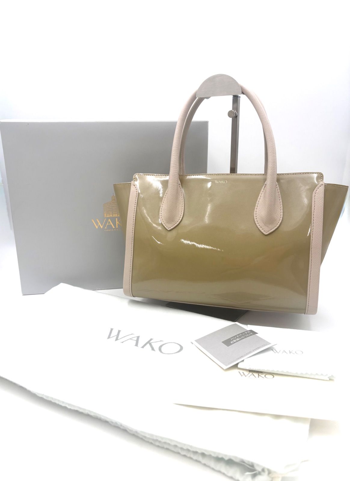 WAKO⭐️スクエア型 ハンドバッグ　ベージュ　卒入学式　結婚式　和光銀座 WAKO 銀座和光 ベージュ エナメル レザー ハンドバッグ 箱付き - メルカリ