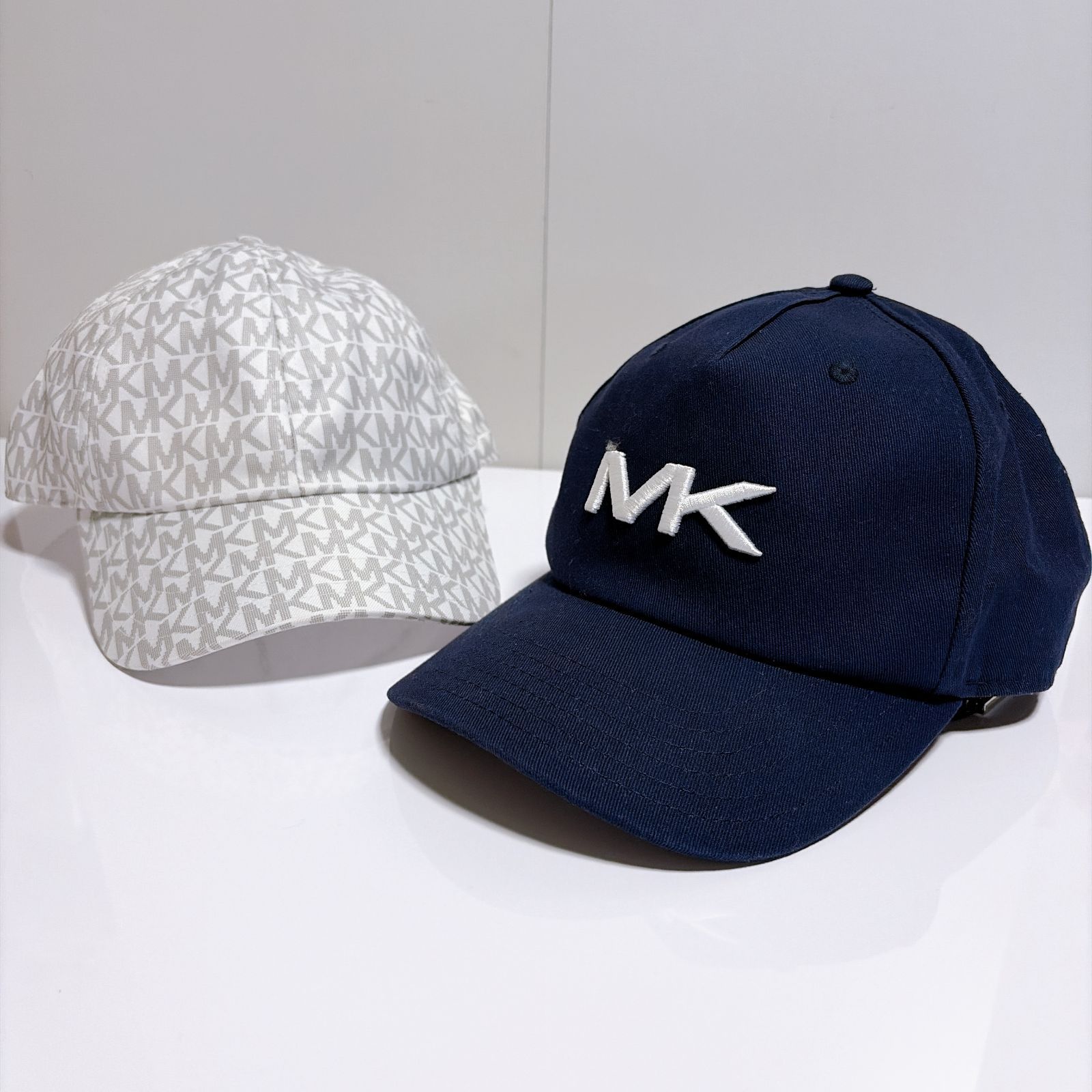 MICHAEL KORS キャップ 2点まとめ ホワイト ネイビー MKロゴ 中古品 管理番号 KKVJIMRA11