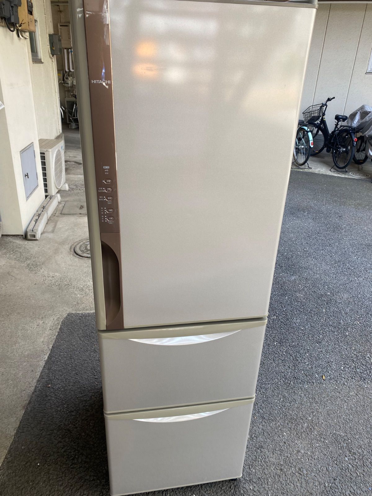 ●販売終了●HITACHI     3ドア冷蔵庫　2023年製　315L    自動製氷有り　中古品 冷蔵庫 Vタイプ グラファイトシルバー [幅54cm /315L /3ドア /左開き