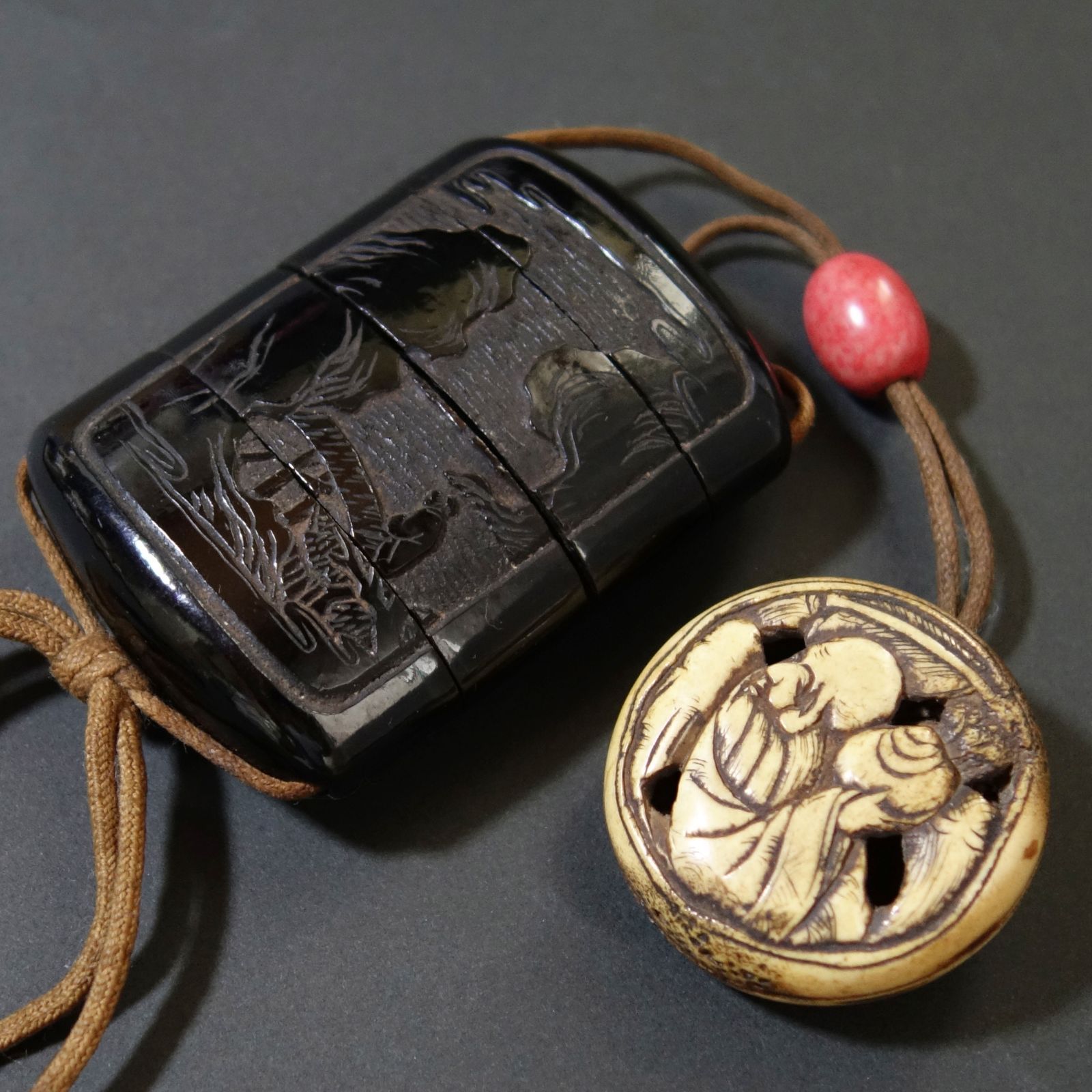 骨董逸品【中国山水図 印籠 堆黒 ／ 寿老人 根付 古骨彫刻】 漆器 印籠