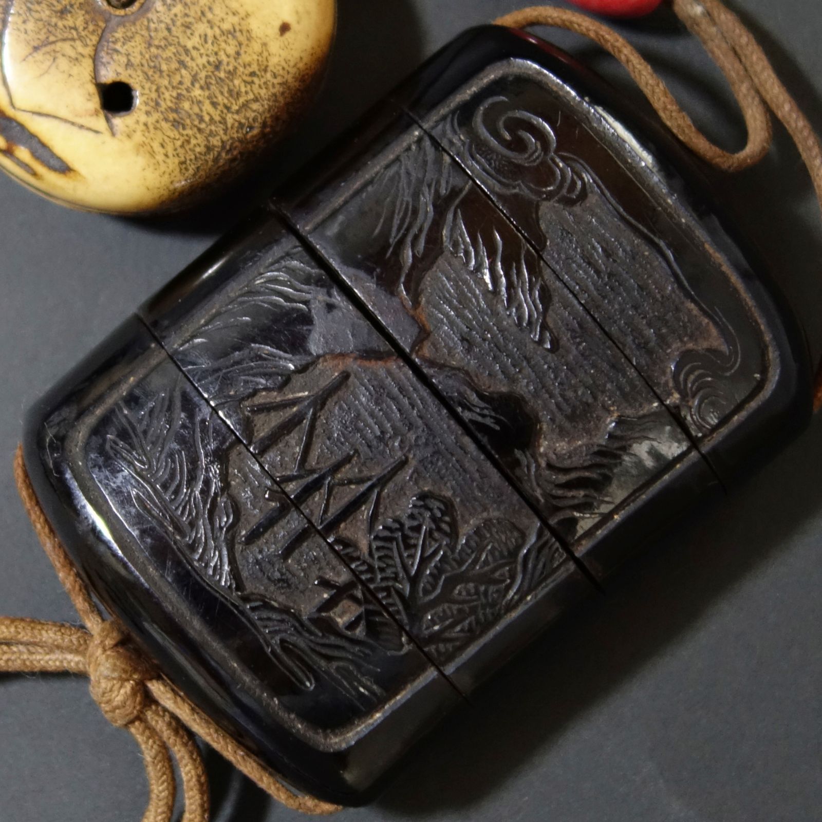 蒔絵　印籠　漆器　古美術品　 細密細工　骨董　アンティーク　彫刻 工芸品 骨董逸品【中国山水図 印籠 堆黒 ／ 寿老人 根付 古骨彫刻】 漆器 印籠