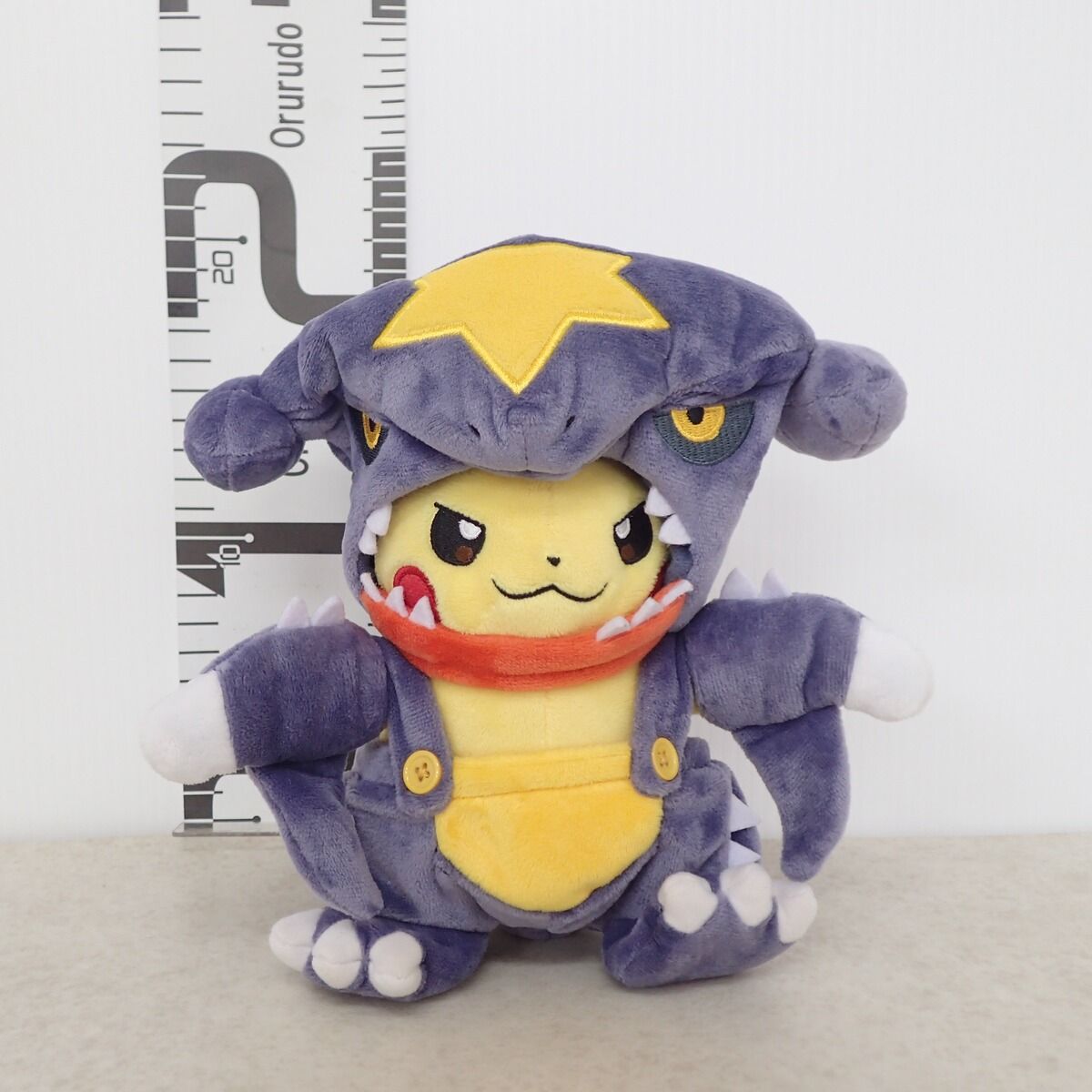 ガブリアスマニアなピカチュウ ぬいぐるみ　ポケモンセンター　新品未使用・紙タグ付 Amazon.co.jp: ポケモンセンターオリジナル ぬいぐるみ ガブリアス