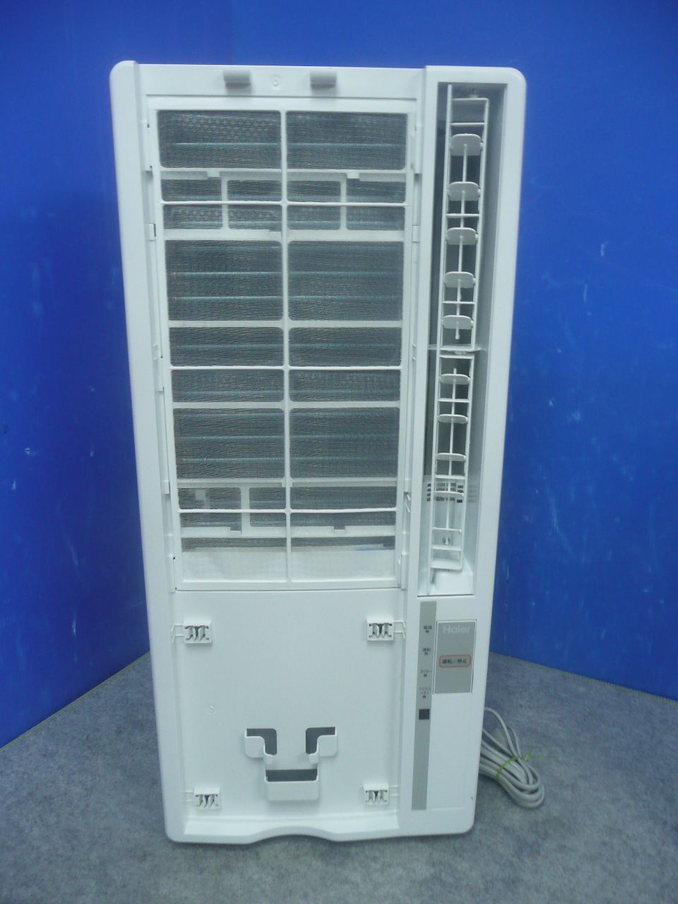 Z558☆沖縄県一部配達可能 21年製 Haier 窓用エアコンJA-16V （枠