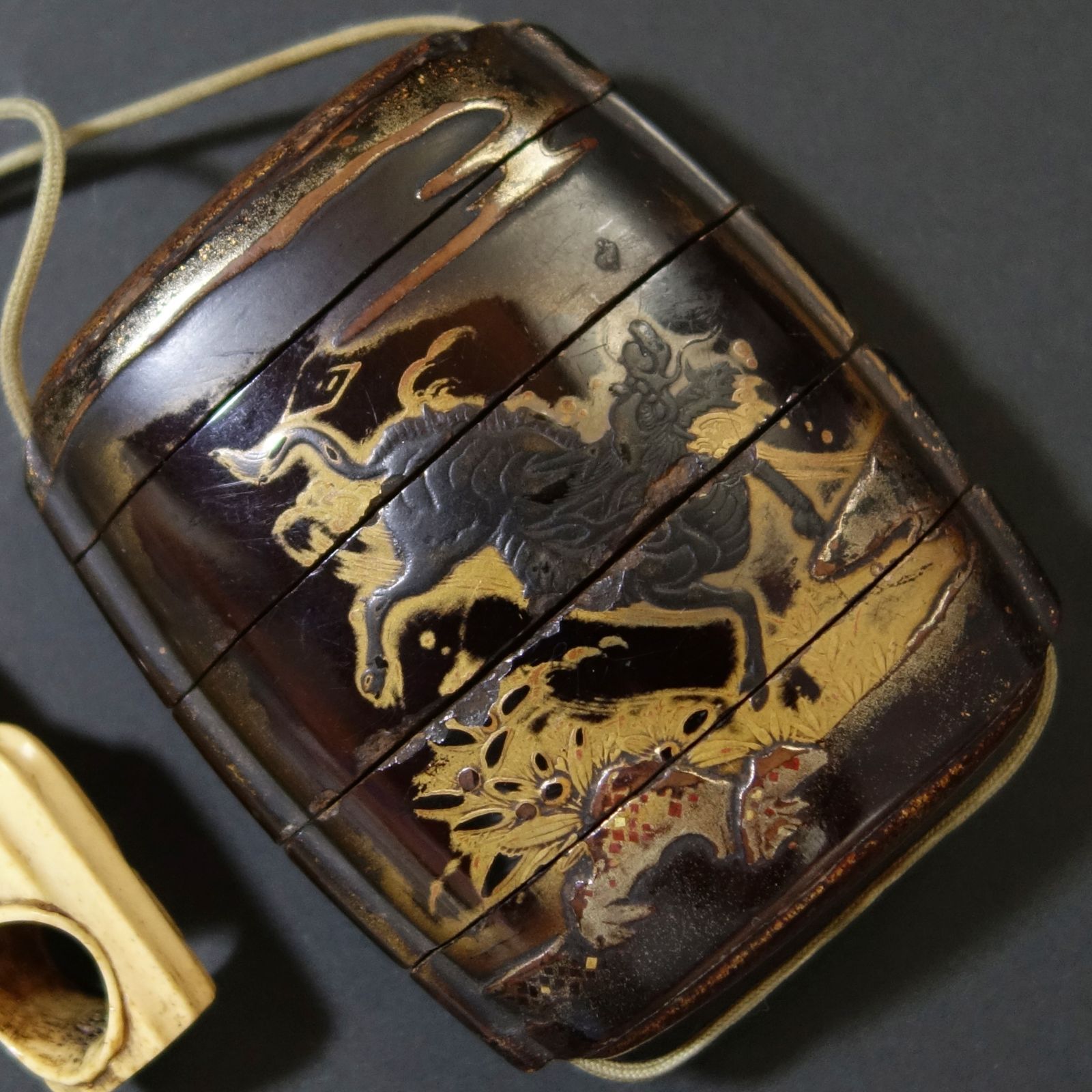 骨董逸品【麒麟図 印籠 高蒔絵 ／ 宝塔 根付 鹿角彫刻】 漆器 高蒔絵