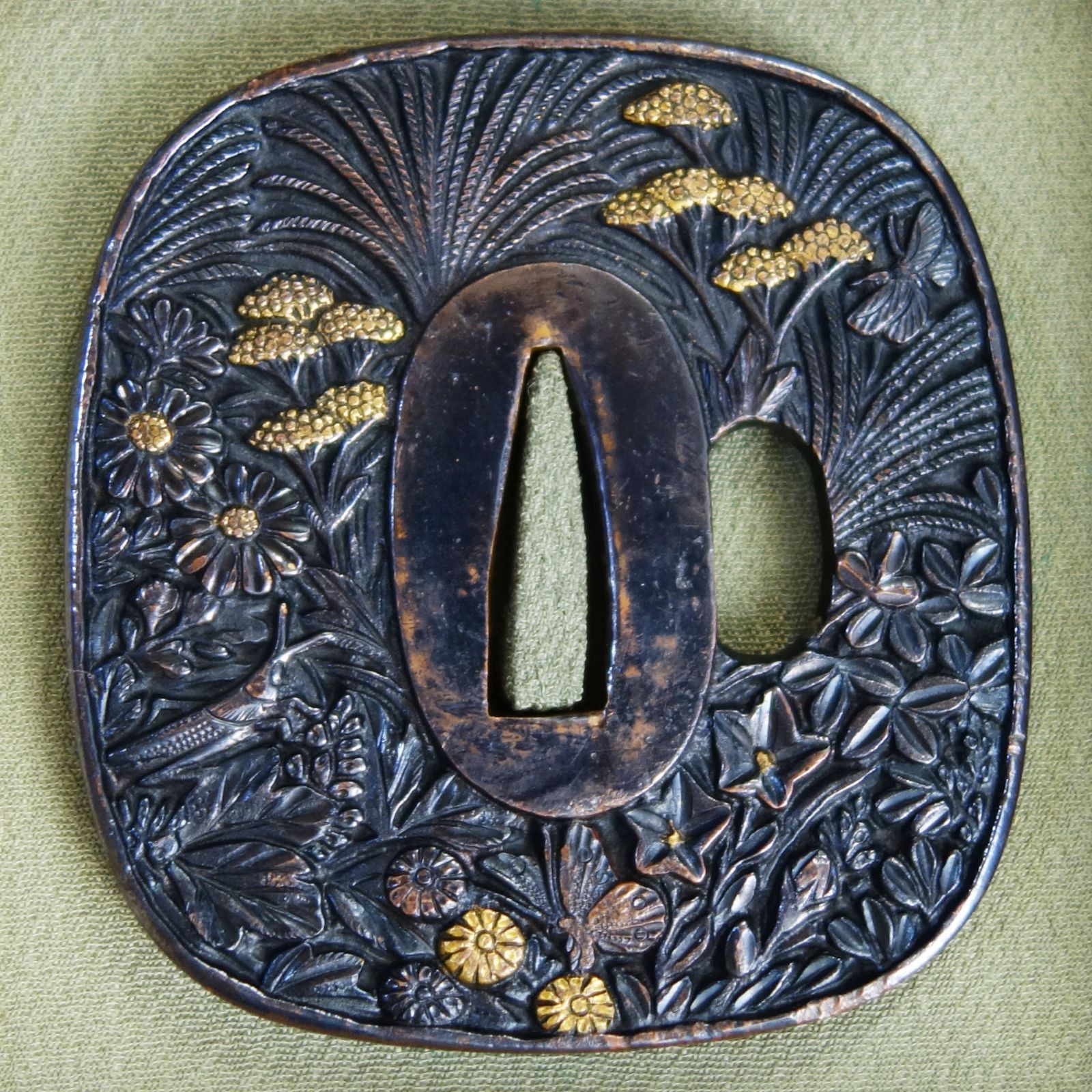 刀　鍔　模様入り　2個　時代物　武具　骨董品 骨董逸品【秋草虫図鍔 赤銅地 鋤出彫 鍍金】 日本刀 刀装具 鍔 鐔 武具