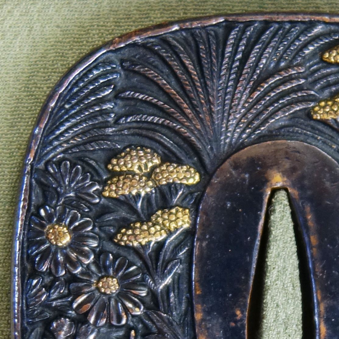 骨董逸品【秋草虫図鍔 赤銅地 鋤出彫 鍍金】 日本刀 刀装具 鍔 鐔 武具