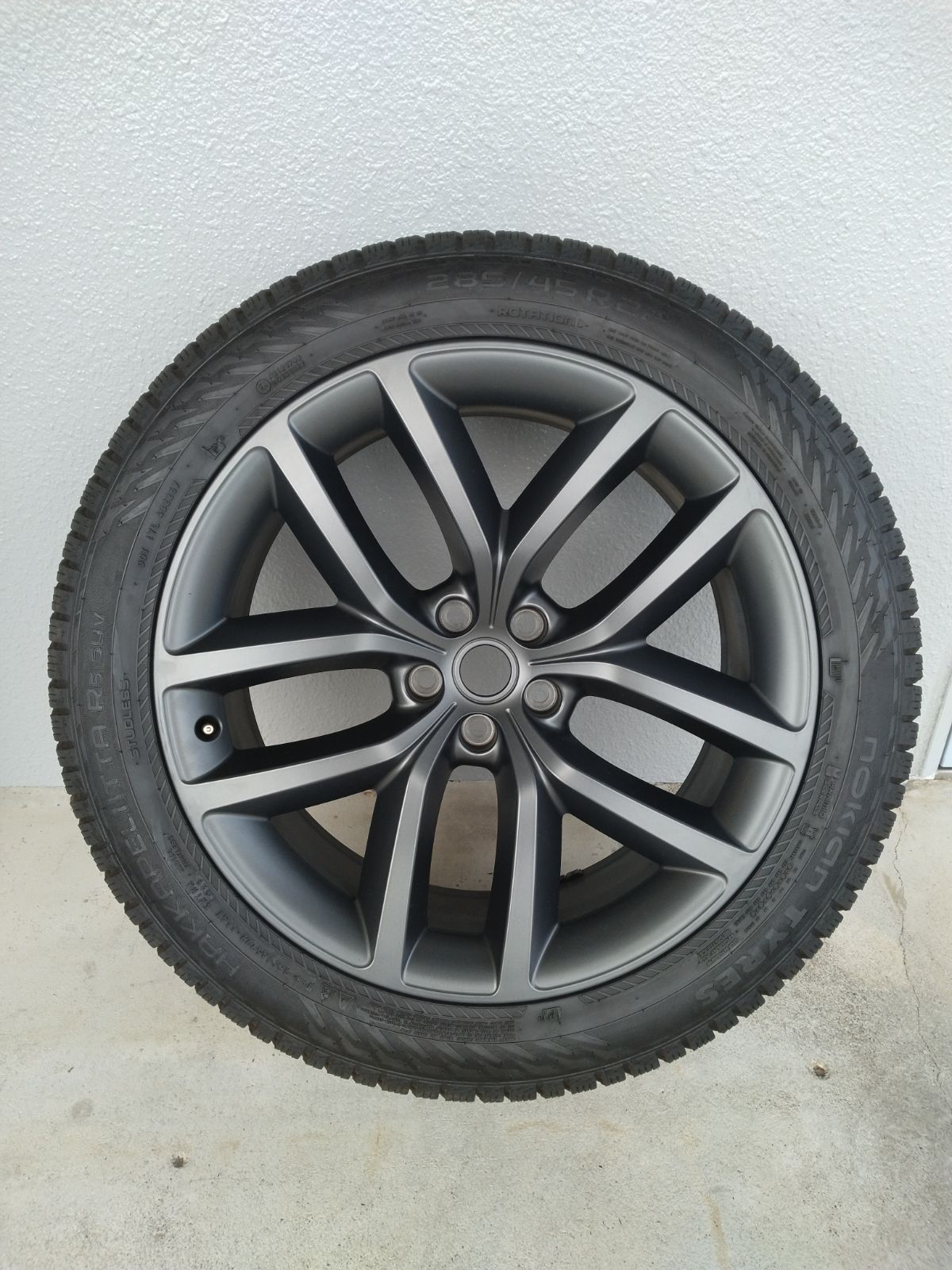 【美品】スタッドレスタイヤ＆ホイールセット 285/45R22 NOKIAN