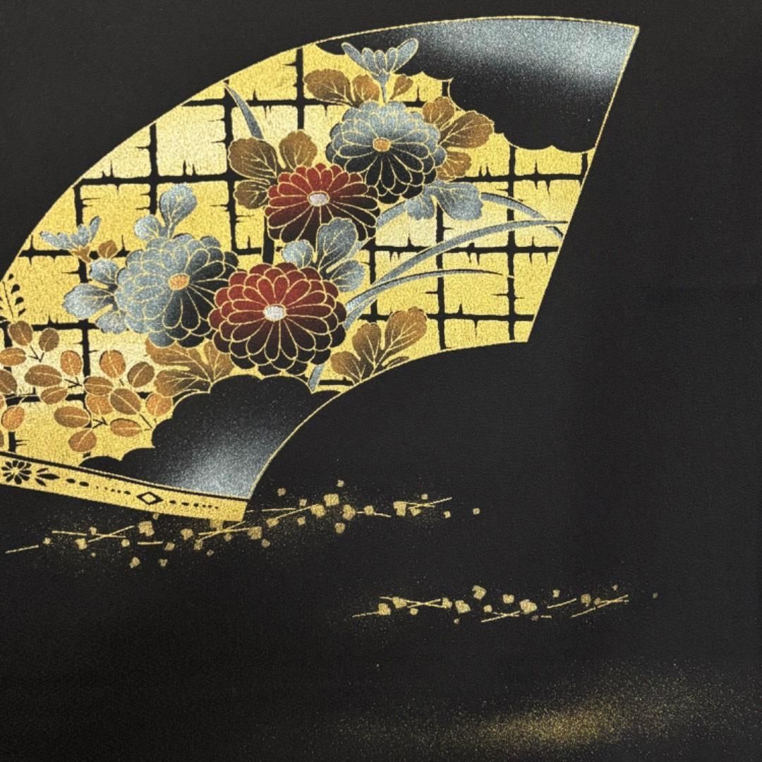 付下げ 地紙に花模様 花車 菊 牡丹 鶴 金彩 刺繍 黒色 K-5921 - メルカリ