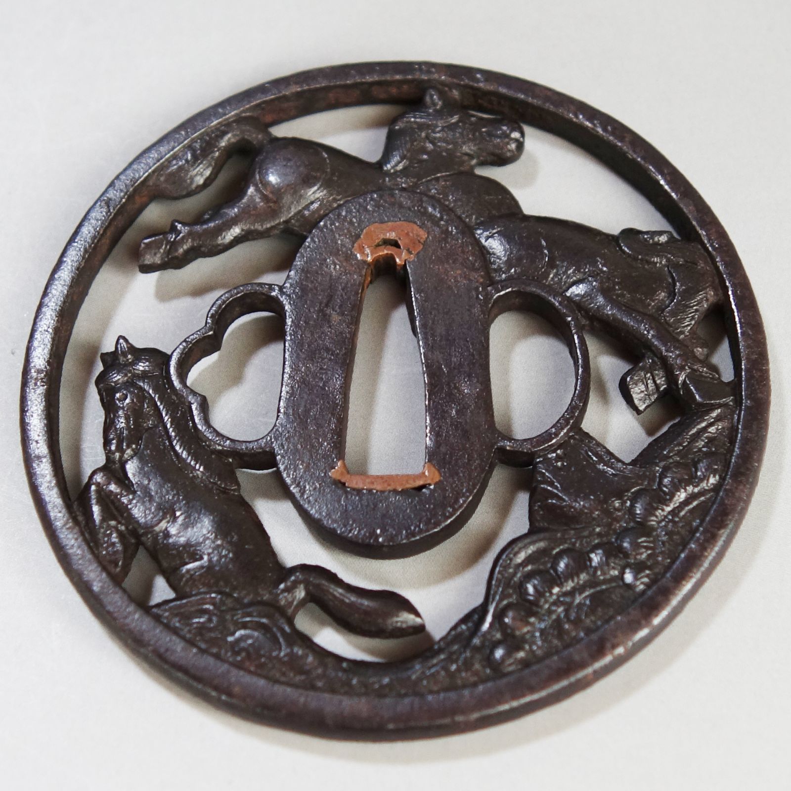骨董逸品【三馬透鍔 鉄地】 日本刀 刀装具 鍔 鐔 武具 江戸 骨董 古