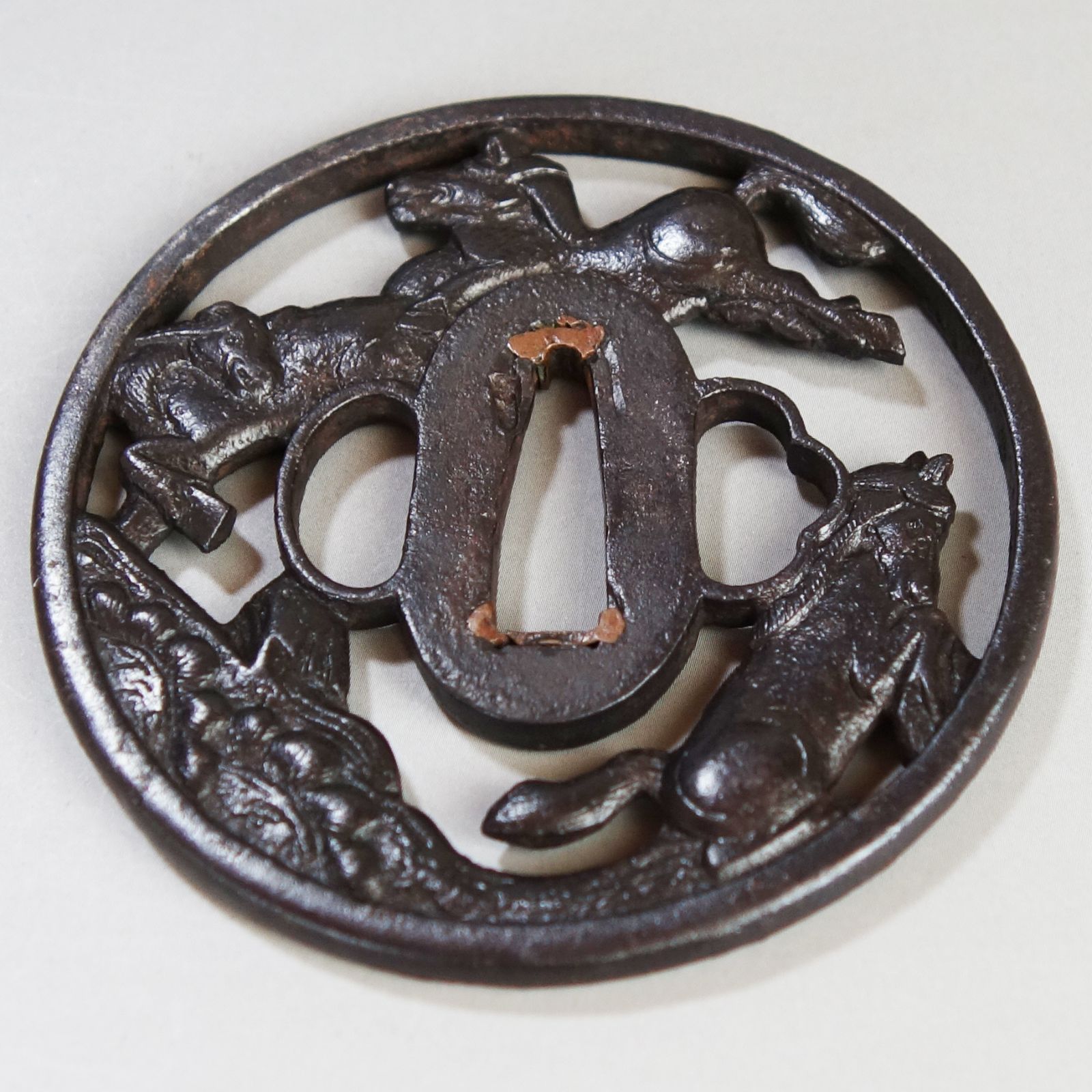 骨董逸品【三馬透鍔 鉄地】 日本刀 刀装具 鍔 鐔 武具 江戸 骨董 古