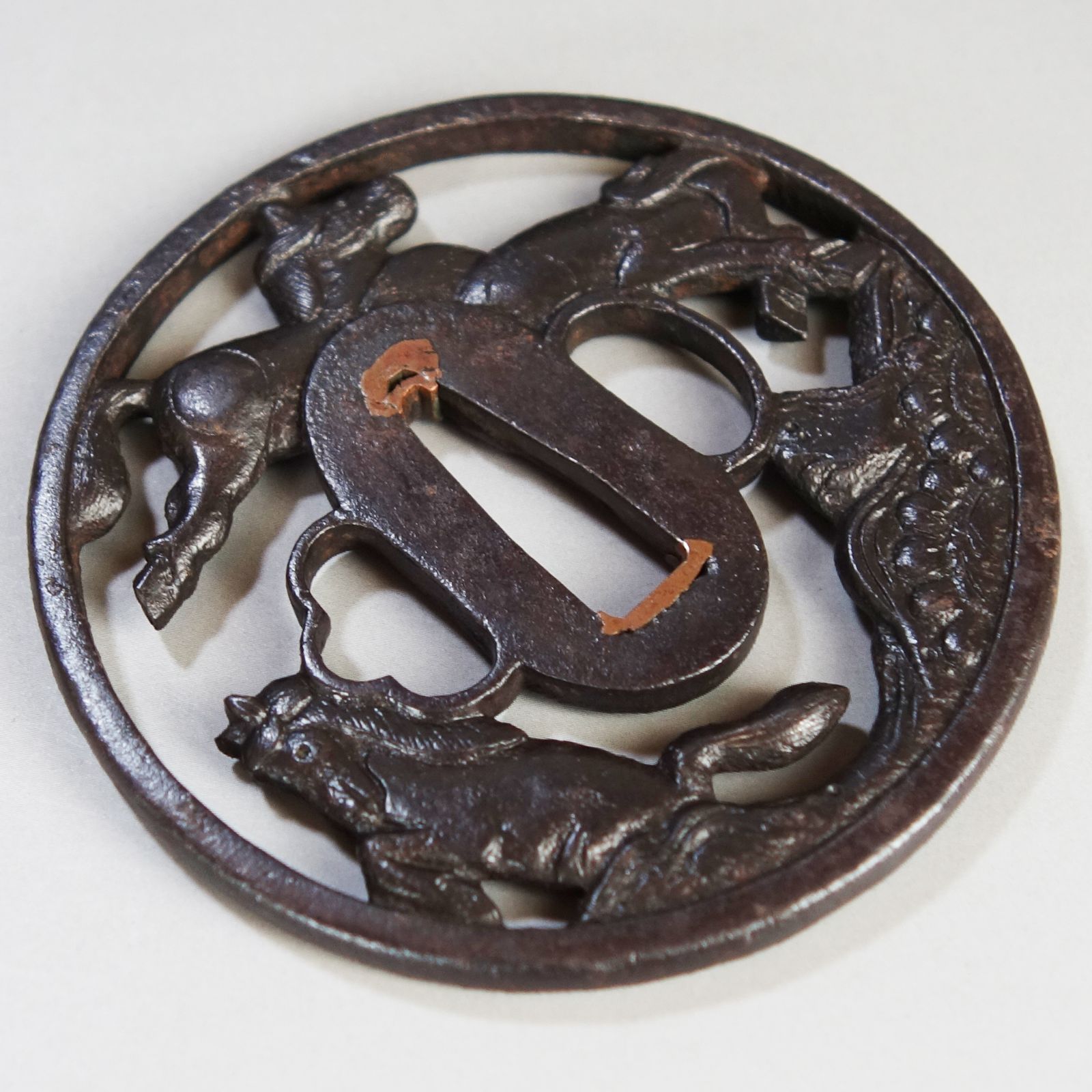 骨董逸品【三馬透鍔 鉄地】 日本刀 刀装具 鍔 鐔 武具 江戸 骨董 古