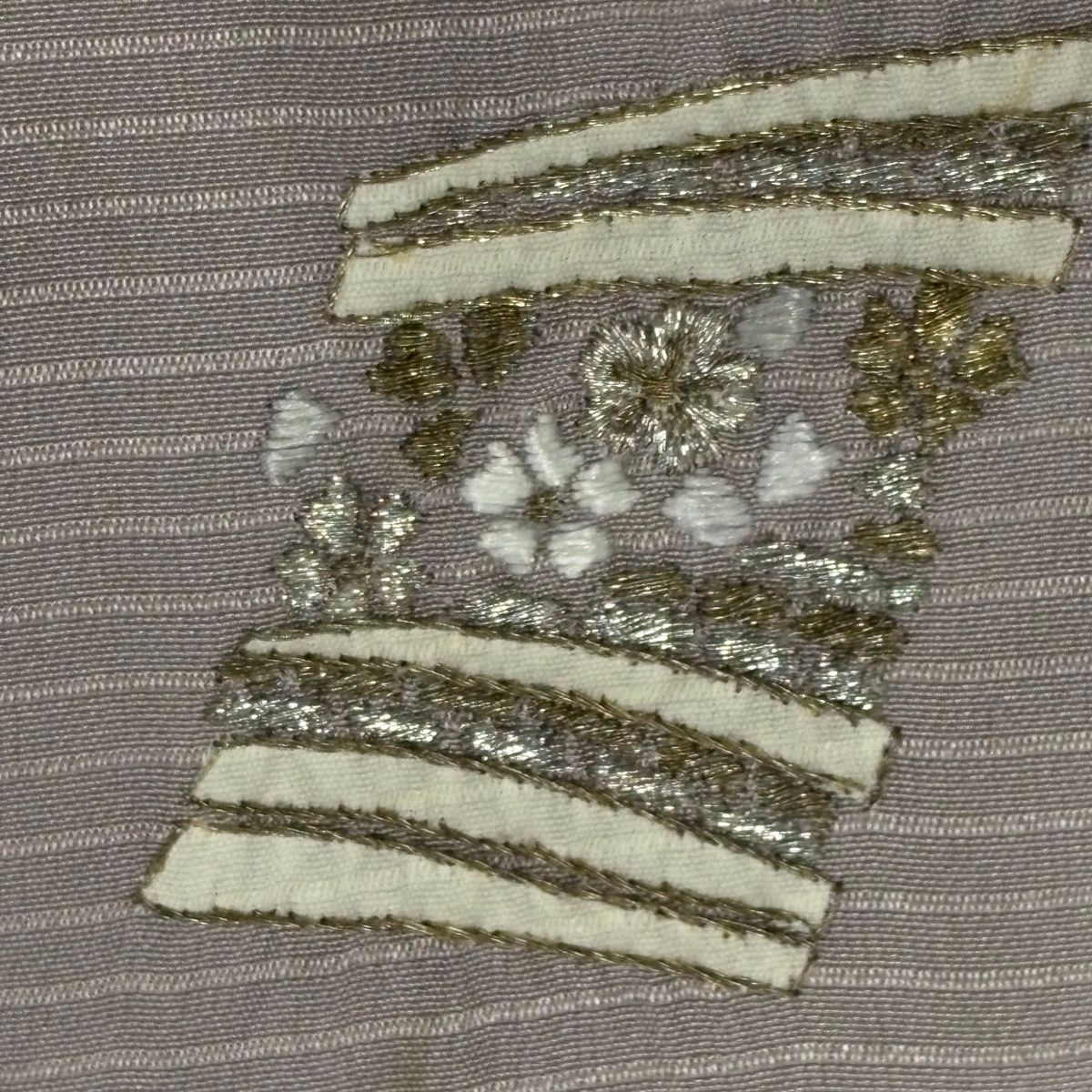 しつけ糸付き 紗綾形地紋薄芥子色に絞りの流水紋 四季の花刺繍 正絹袷付下げ 付下げ 身丈162cm 裄丈69cm L 袷 草花 紗綾形 刺繍 金糸 灰紫 正絹 秀