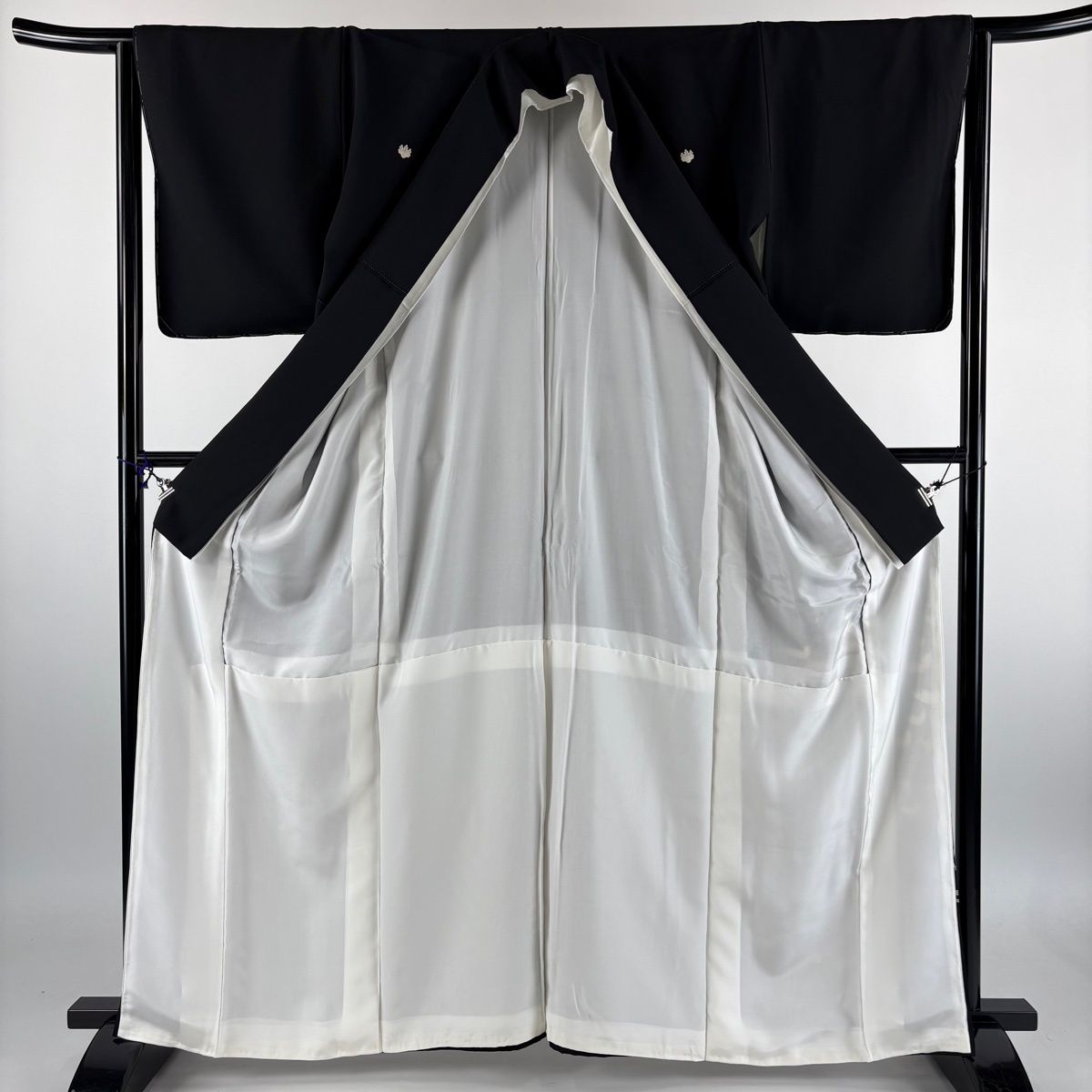 黒留袖 身丈163.5cm 裄丈64.5cm 正絹 秀品 【中古】 黒留袖 身丈162.5cm 裄丈66cm M 袷 落款あり 枝梅 鳥 ぼかし 黒 正絹