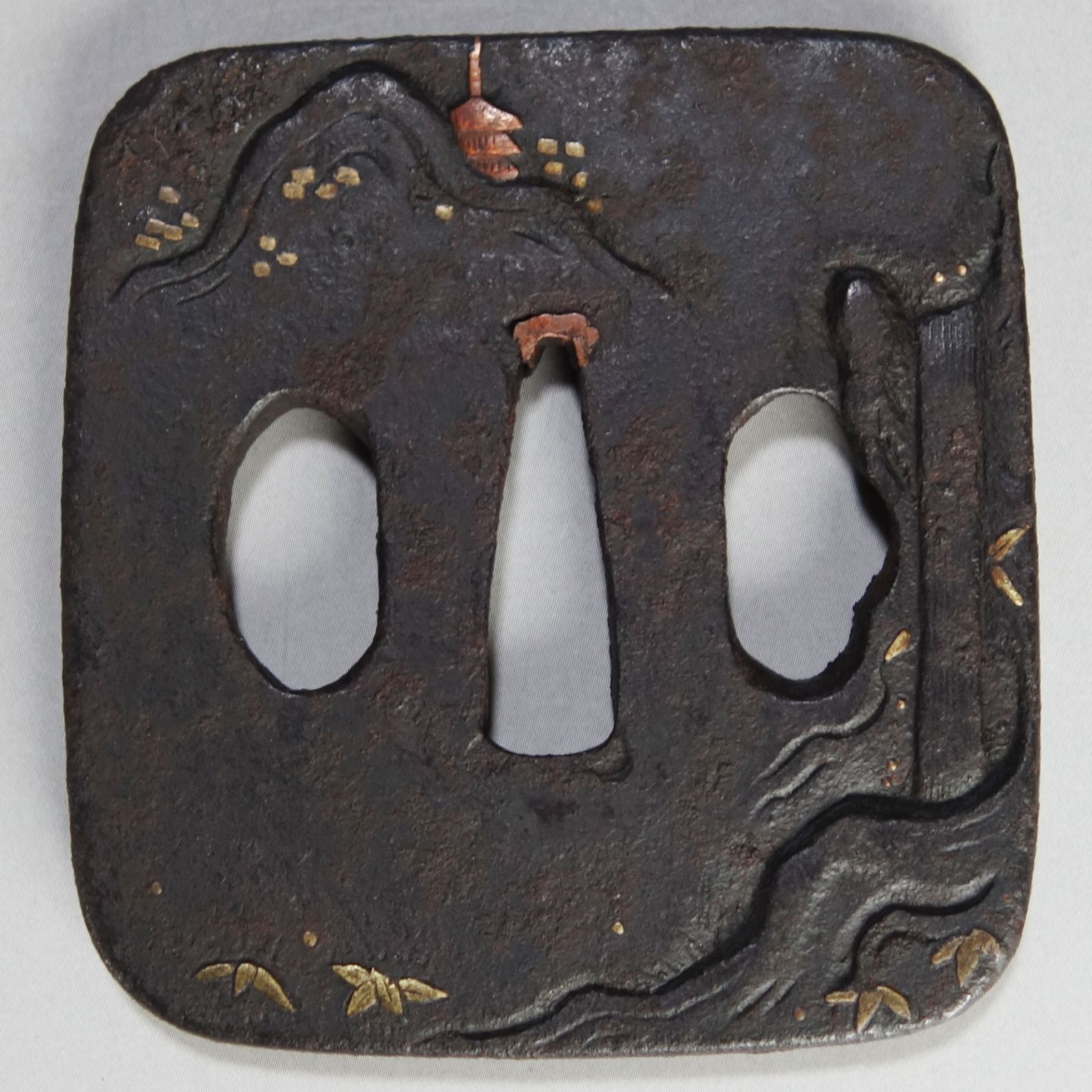骨董逸品【瀑布山水図鍔 真鍮素銅象嵌 薄肉彫 平角形 鉄地】 日本刀 刀