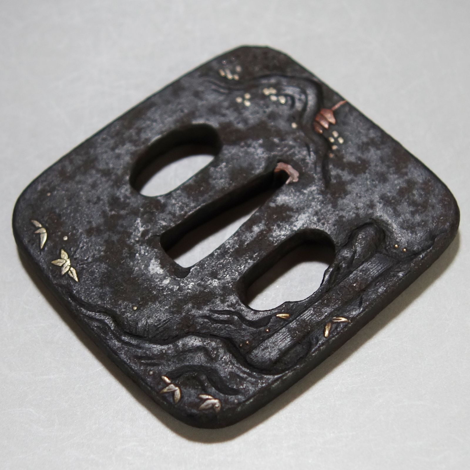 骨董逸品【瀑布山水図鍔 真鍮素銅象嵌 薄肉彫 平角形 鉄地】 日本刀 刀