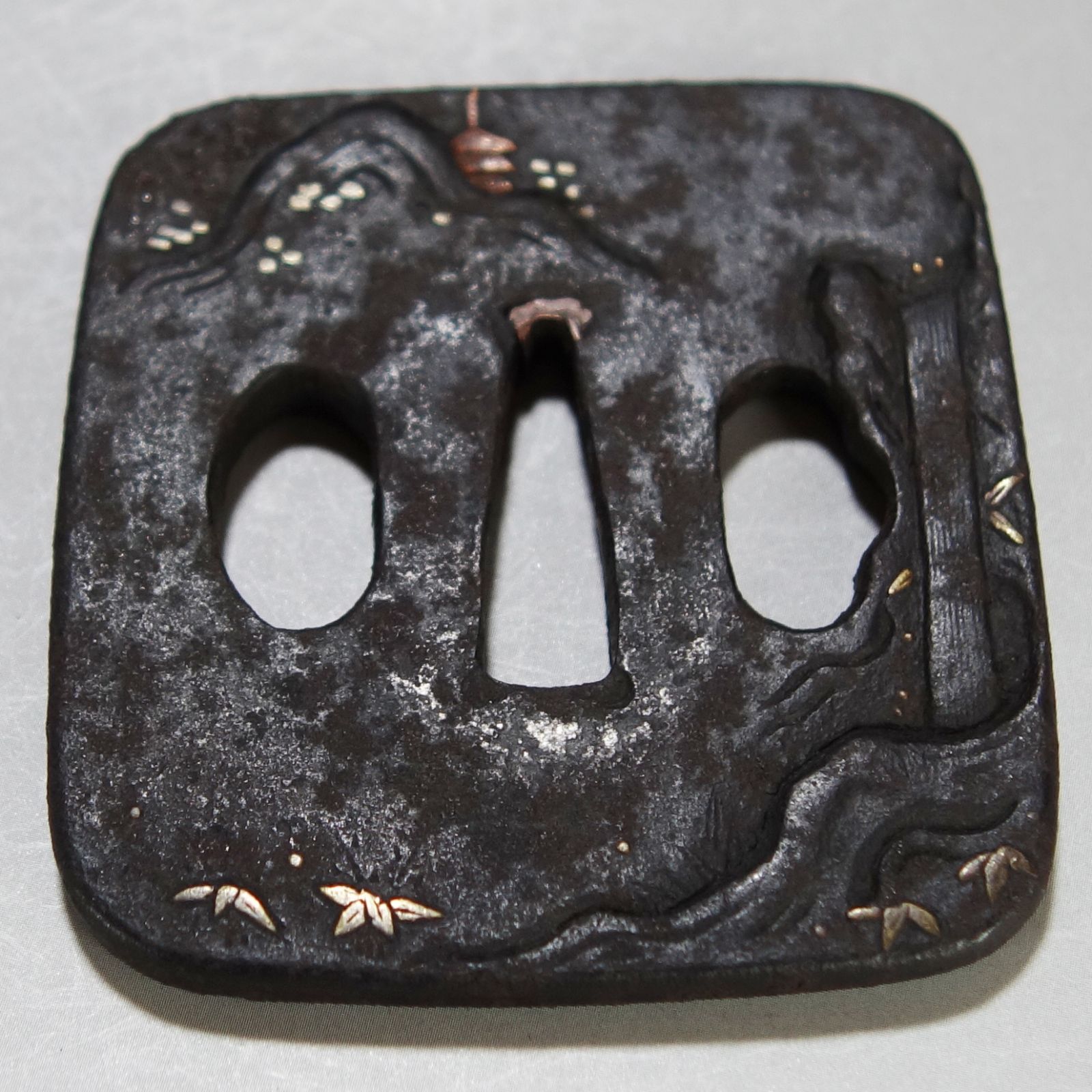 骨董逸品【瀑布山水図鍔 真鍮素銅象嵌 薄肉彫 平角形 鉄地】 日本刀 刀
