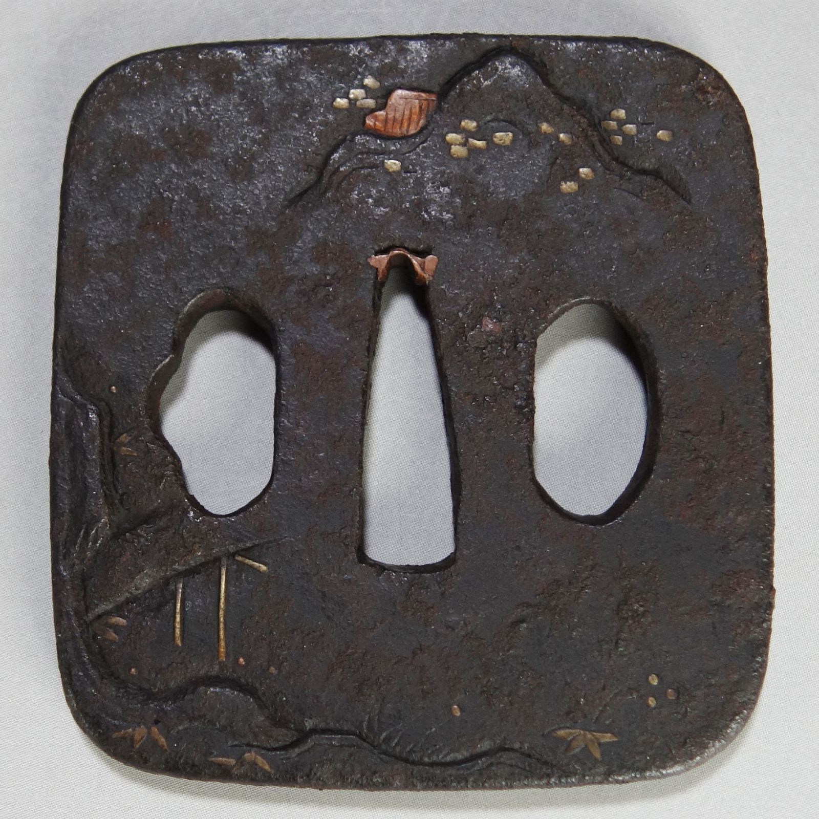 骨董逸品【瀑布山水図鍔 真鍮素銅象嵌 薄肉彫 平角形 鉄地】 日本刀 刀