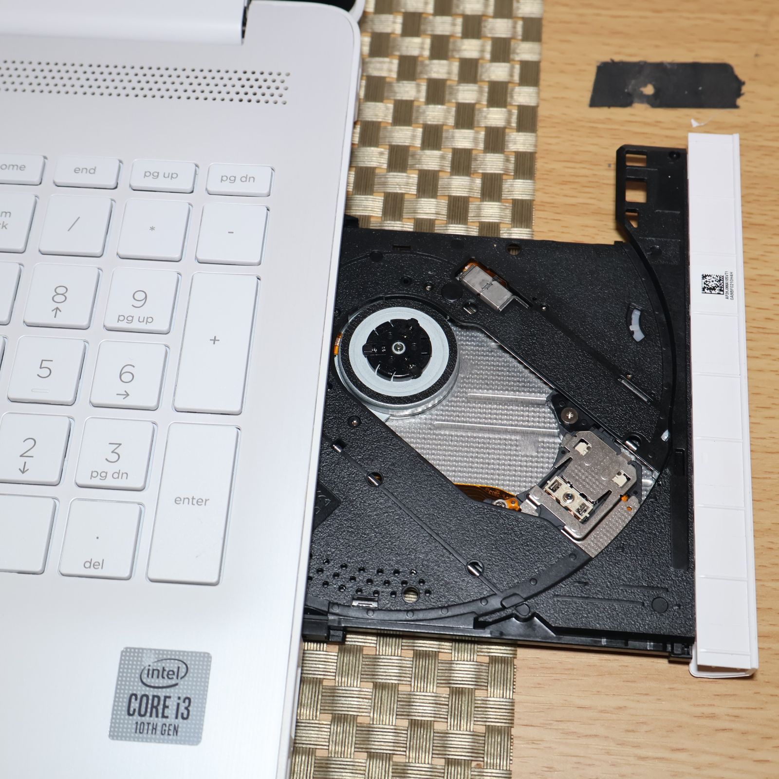 希少！白！Win11公式対応10世代i3/メ8/高速SSD/DVD/無線/カメラ - メルカリ
