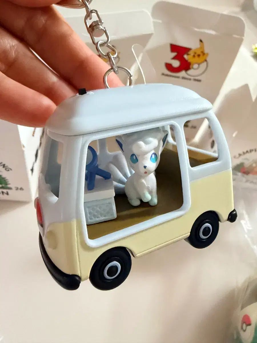 ロッテリア ポケモン 30周年 キャンピングカー キーホルダー - メルカリ
