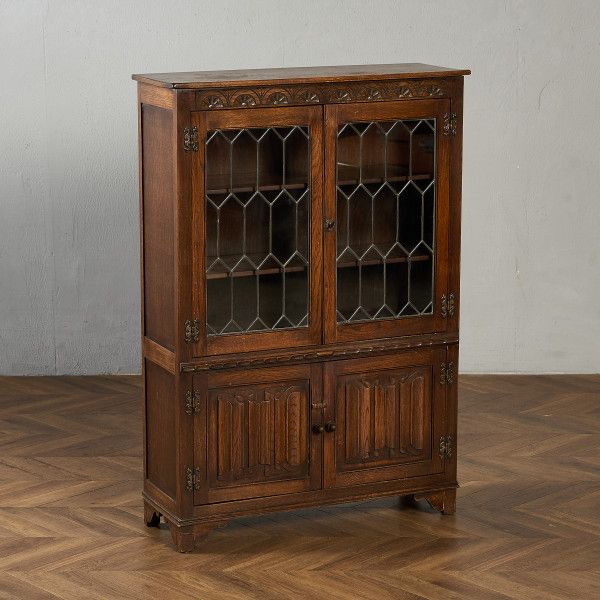 チェスト・キャビネット イギリス オーク ジェイシーファニチャー Jaycee Furniture ガラス キャビネット 英国 鍵付 ブックケース 本棚 木彫刻 飾り棚 シェルフ ナロー 食器棚 #98318